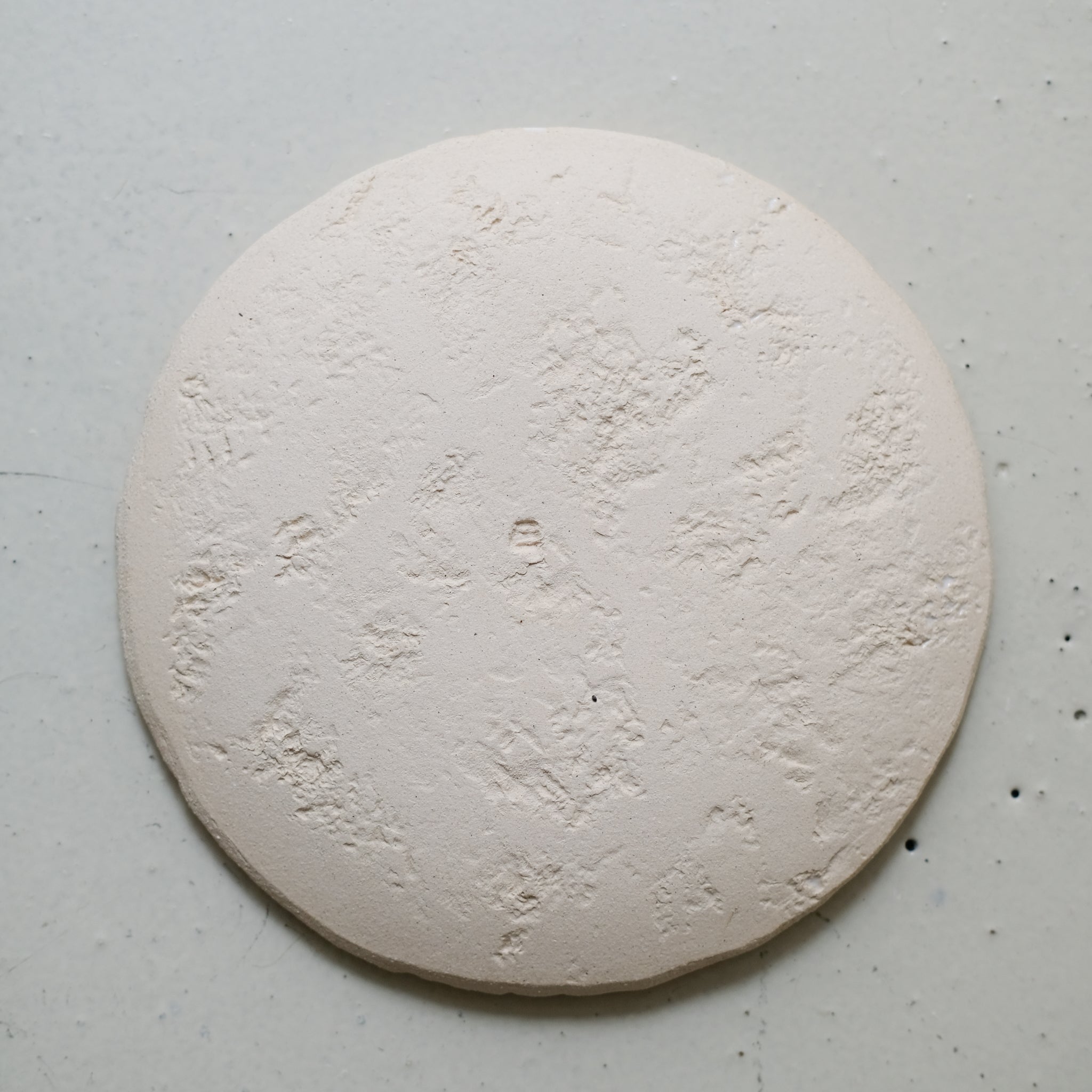 Assiette en grès D 19cm - blanc satiné de Maya Carves chez Brutal Ceramics