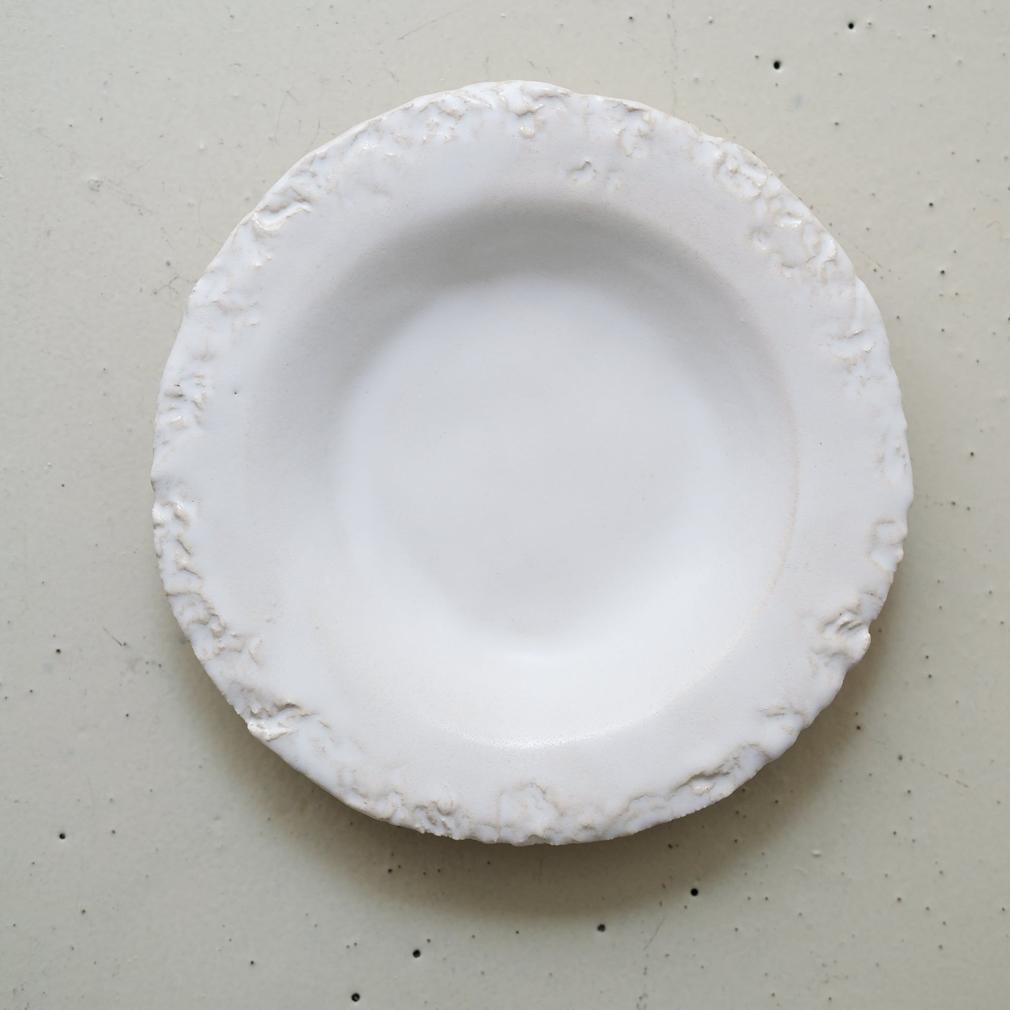 Assiette creuse en grès D 22cm - blanc satiné de Maya Carves chez Brutal Ceramics