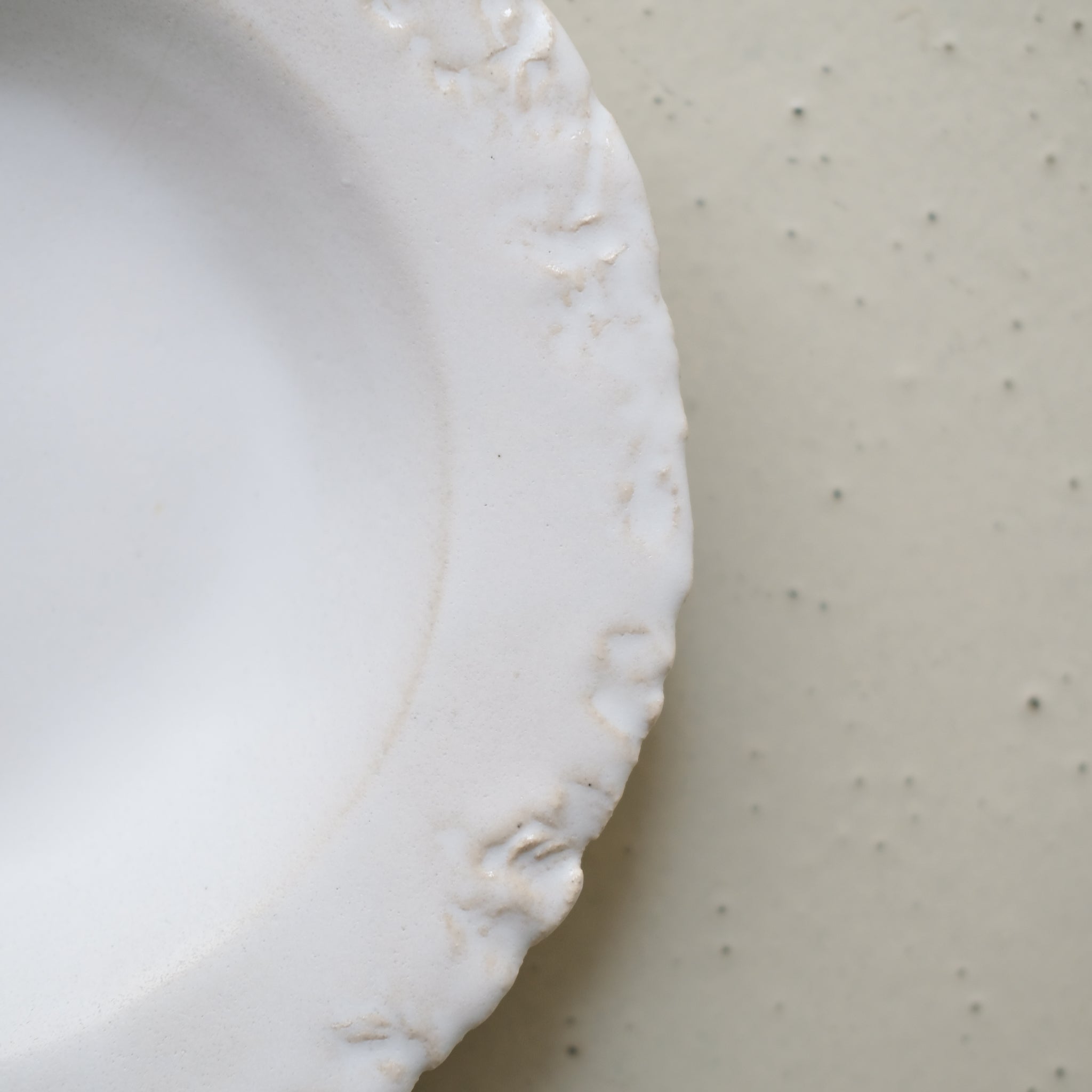 Assiette creuse en grès D 22cm - blanc satiné de Maya Carves chez Brutal Ceramics