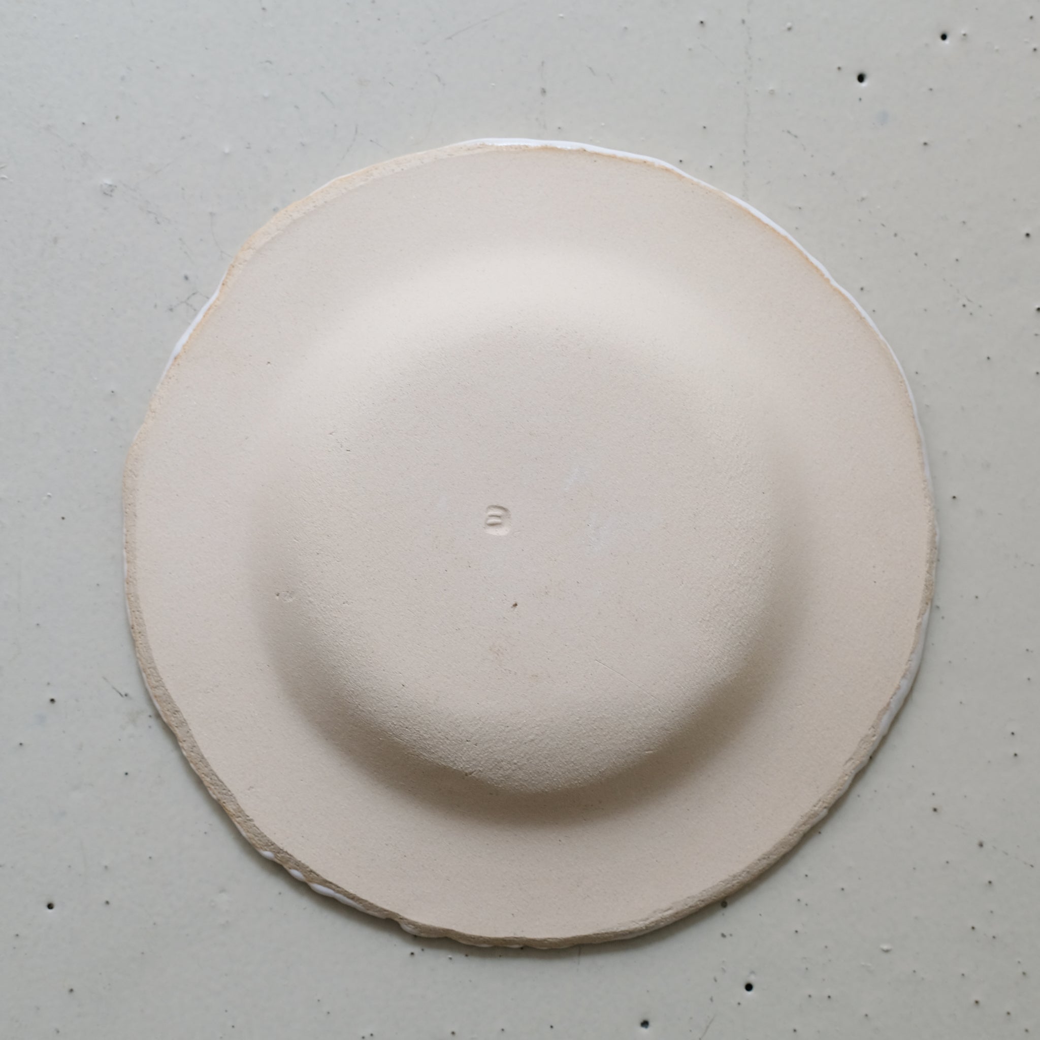 Assiette creuse en grès D 22cm - blanc satiné de Maya Carves chez Brutal Ceramics