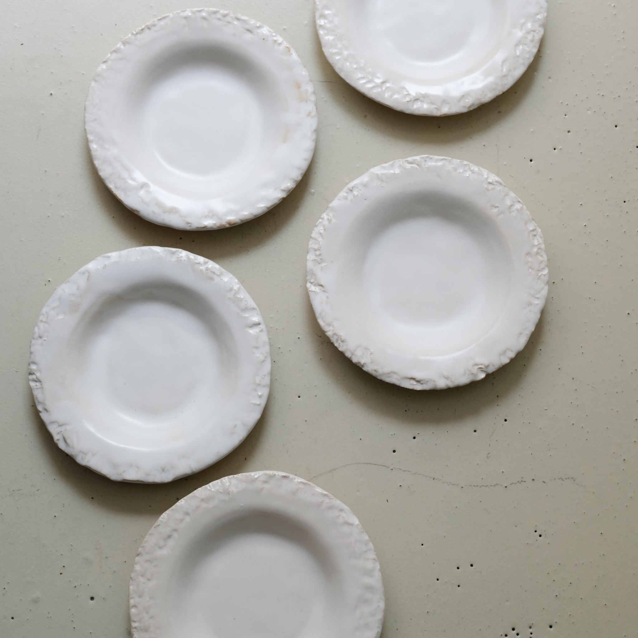 Assiette creuse en grès D 22cm - blanc satiné de Maya Carves chez Brutal Ceramics