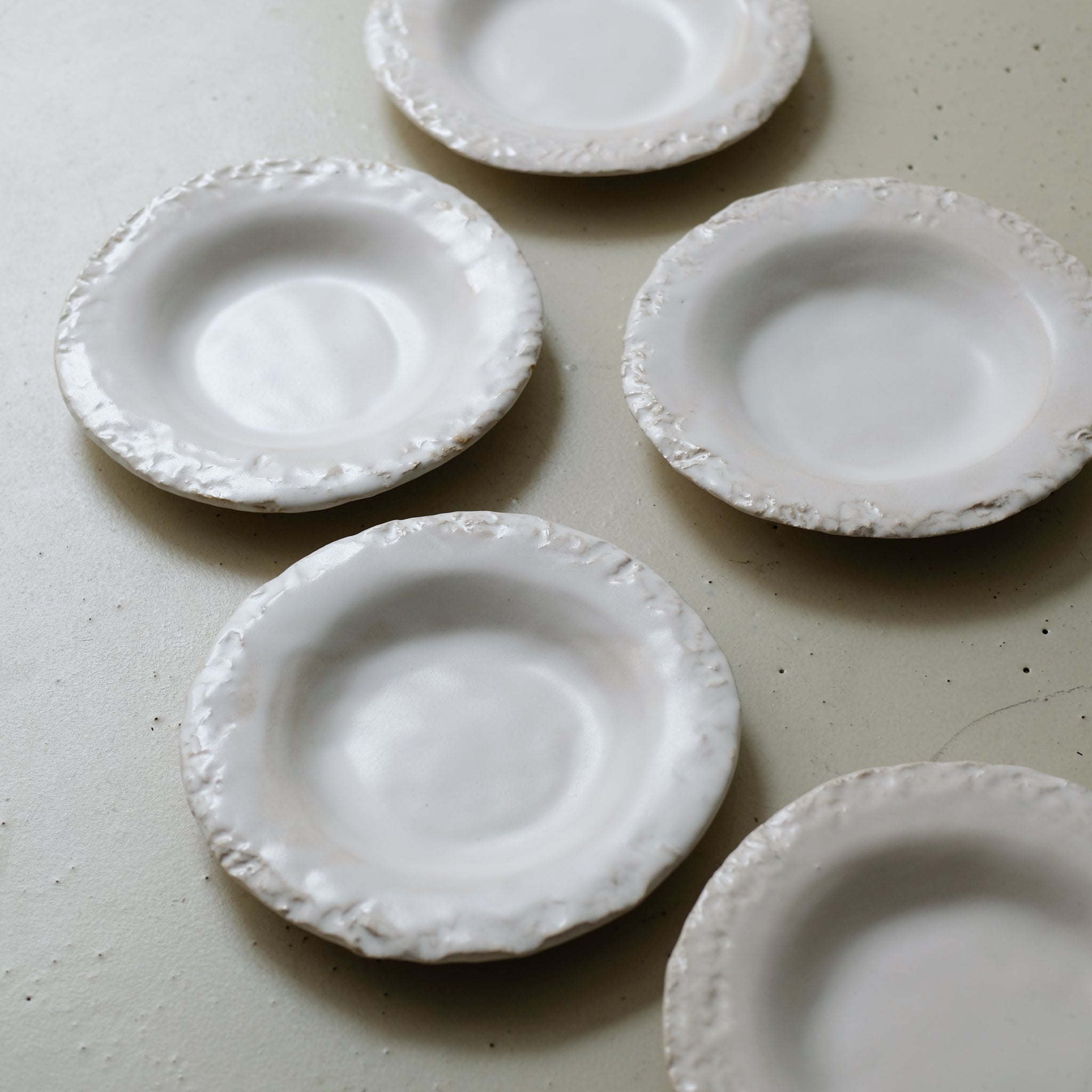 Assiette creuse en grès D 22cm - blanc satiné de Maya Carves chez Brutal Ceramics