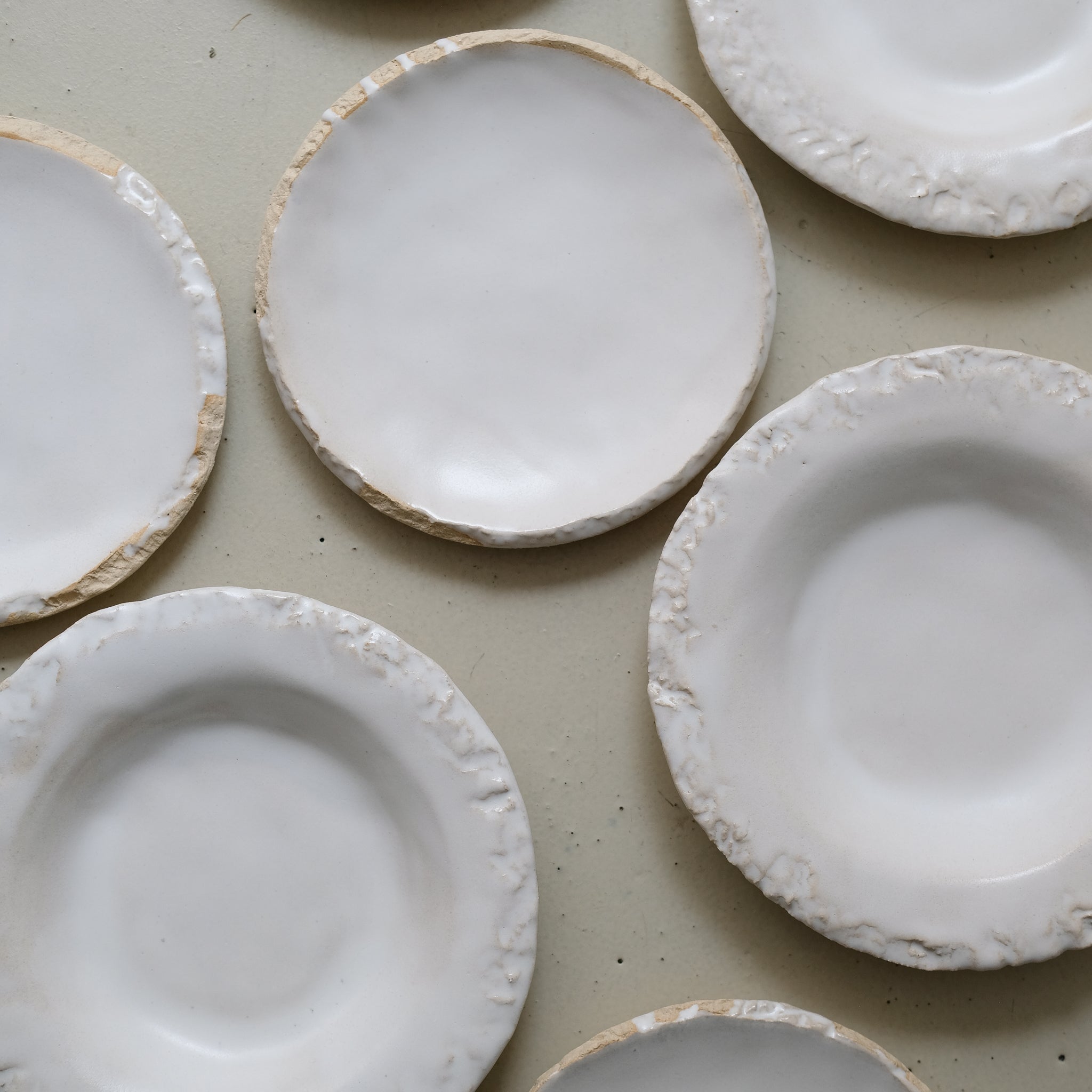 Assiette creuse en grès D 22cm - blanc satiné de Maya Carves chez Brutal Ceramics