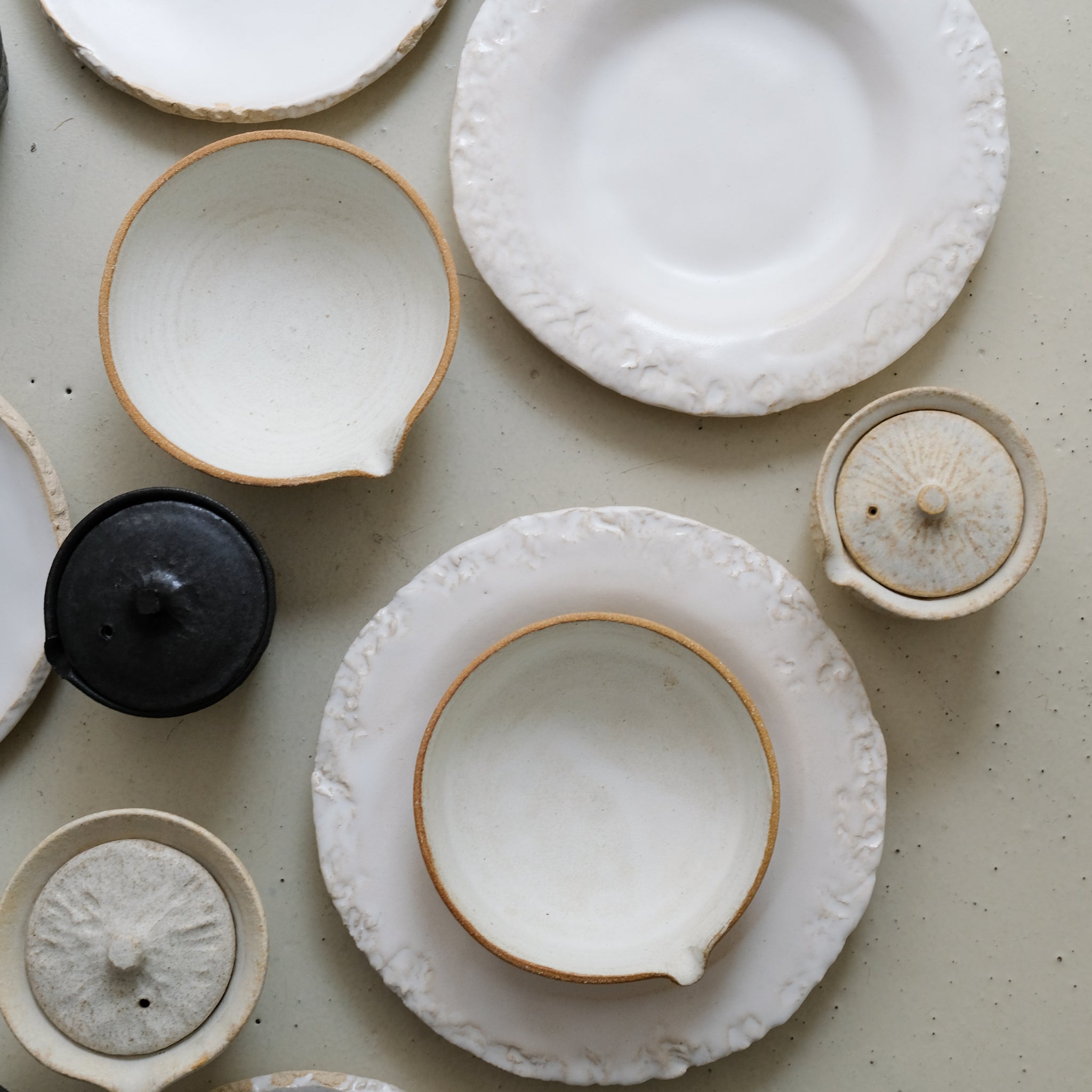 Assiette creuse en grès D 22cm - blanc satiné de Maya Carves chez Brutal Ceramics