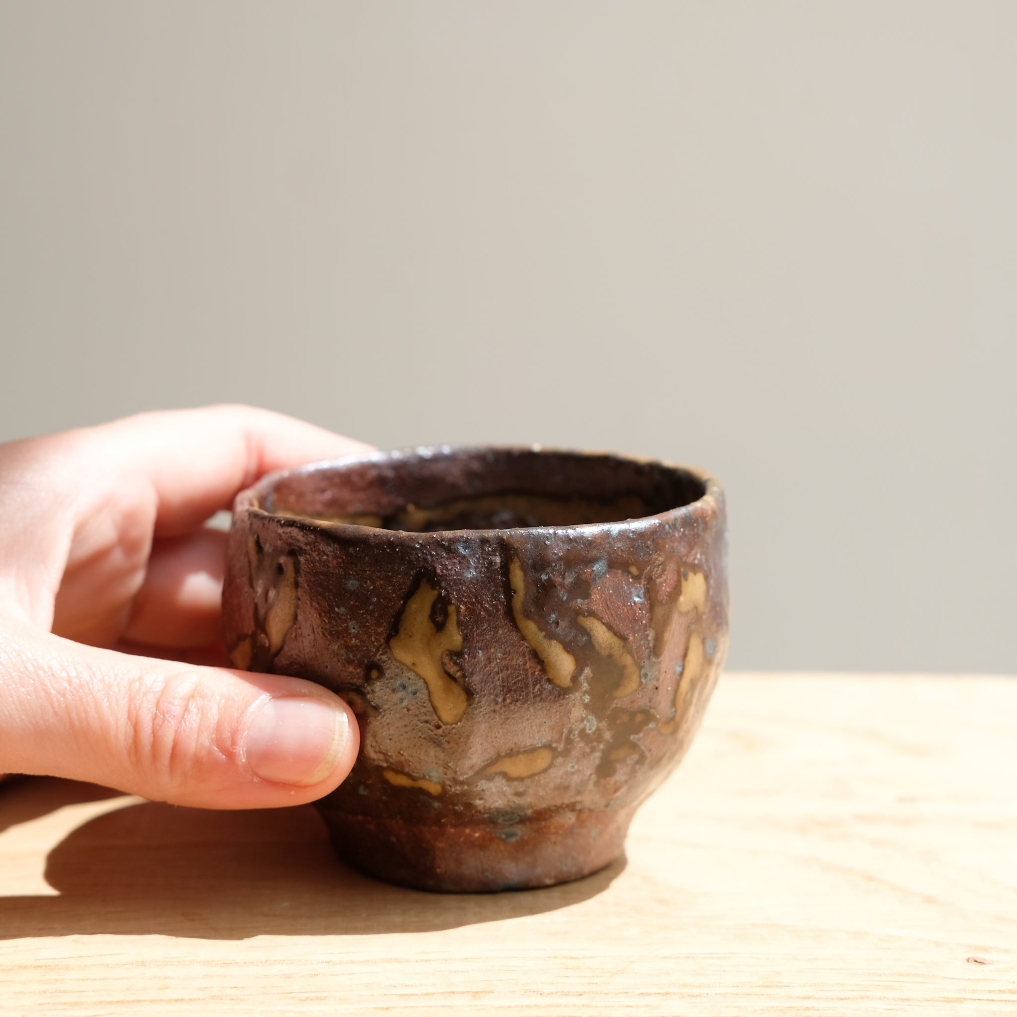 Tasse en grès recolté 110ml cuisson feu - Ocre foncé brun de Nathalie Reocreux chez Brutal Ceramics