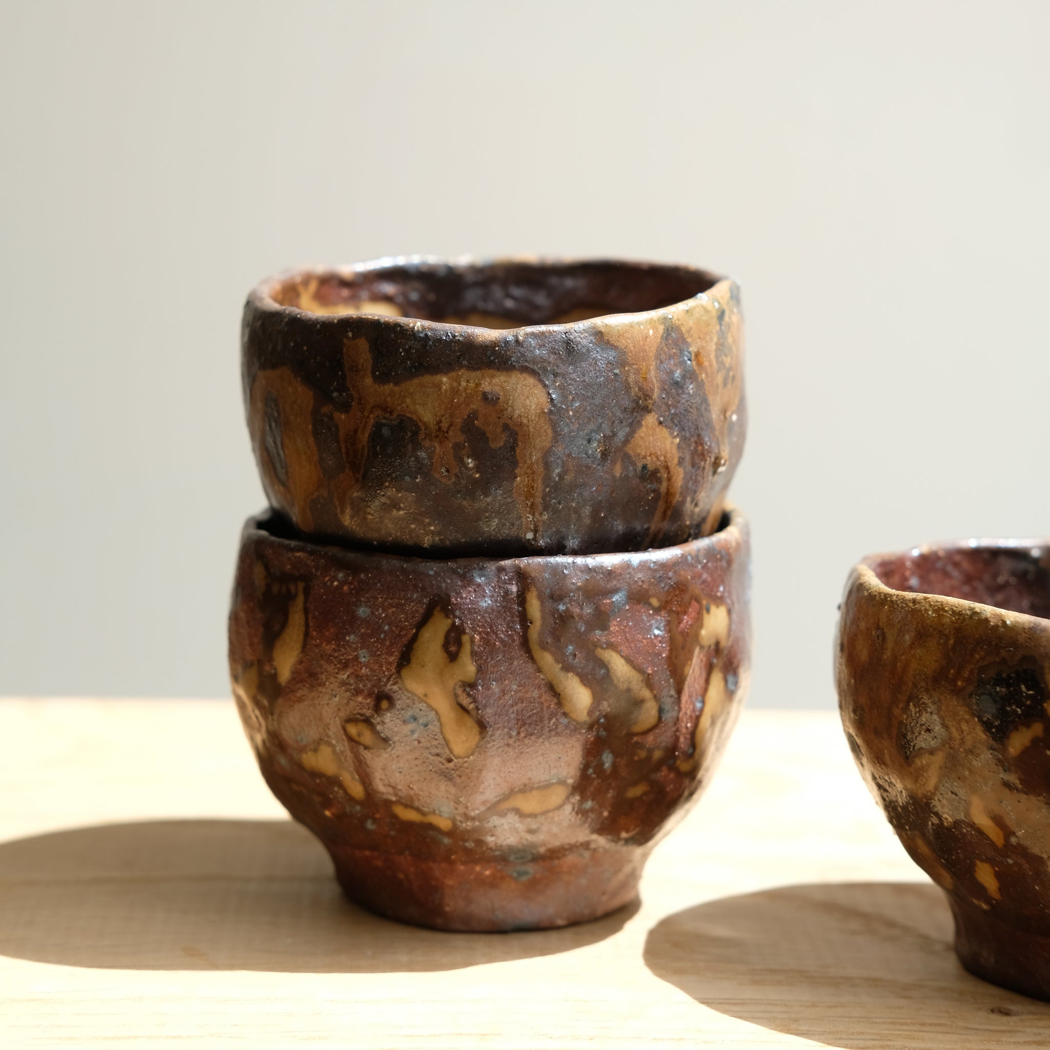 Tasse en grès recolté 110ml cuisson feu - Ocre foncé brun de Nathalie Reocreux chez Brutal Ceramics