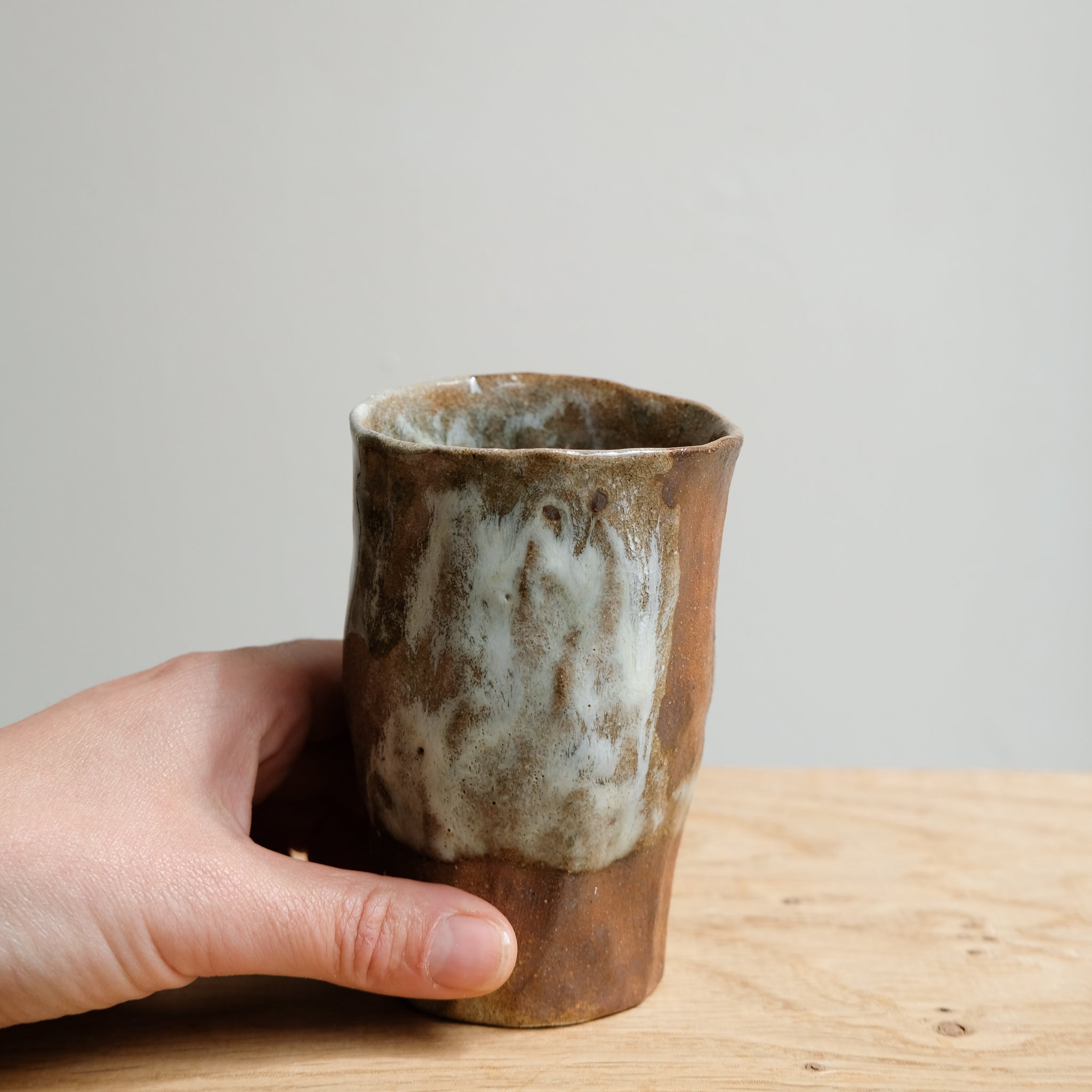 Tasse en grès recolté 185 ml cuisson feu - beige ocre doré de Nathalie Reocreux chez Brutal Ceramics
