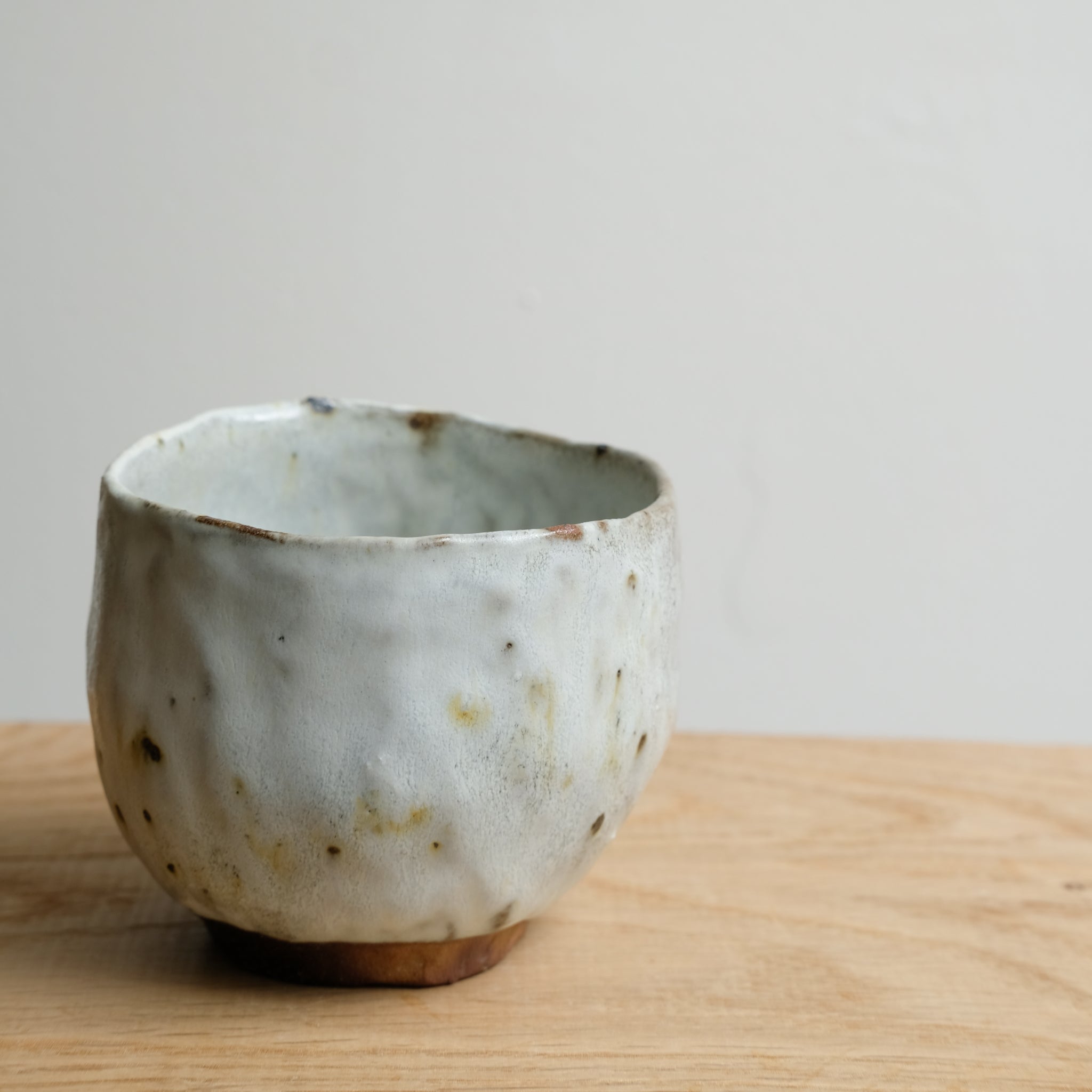 Tasse en grès recolté 250 ml cuisson feu - blanc et vert foncé de Nathalie Reocreux chez Brutal Ceramics