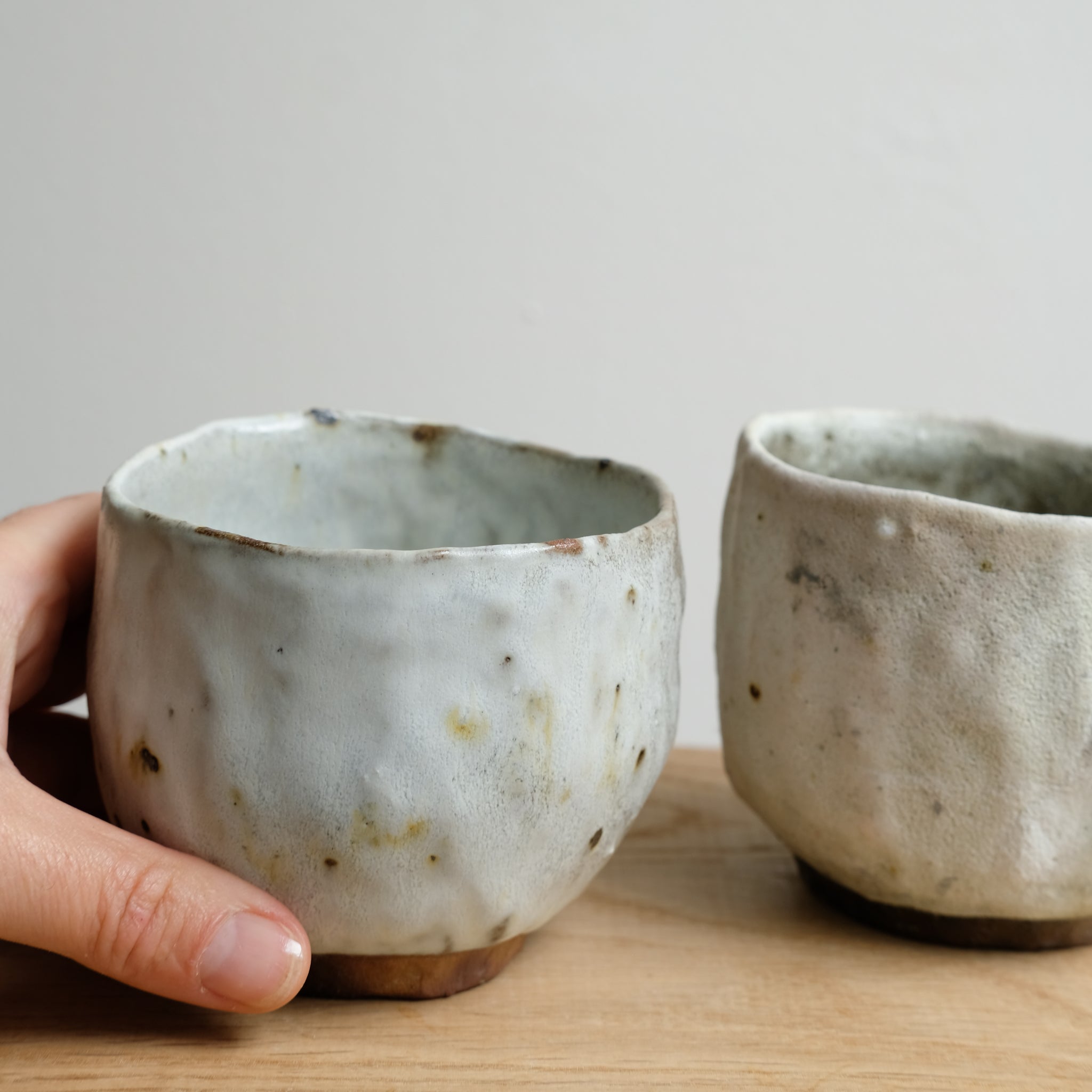 Tasse en grès recolté 250 ml cuisson feu - blanc et vert foncé de Nathalie Reocreux chez Brutal Ceramics