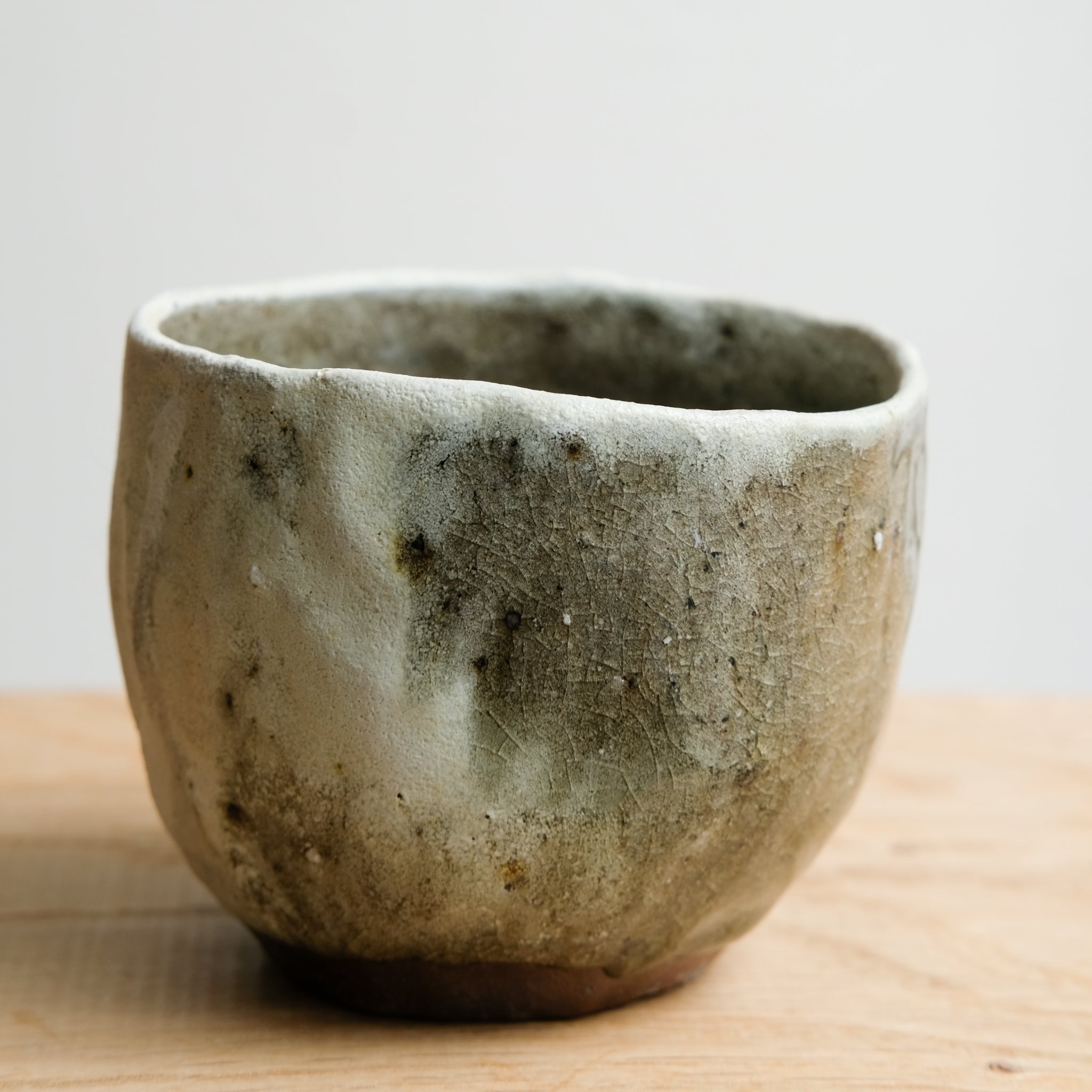Tasse en grès recolté 250 ml cuisson feu - blanc et vert foncé de Nathalie Reocreux chez Brutal Ceramics