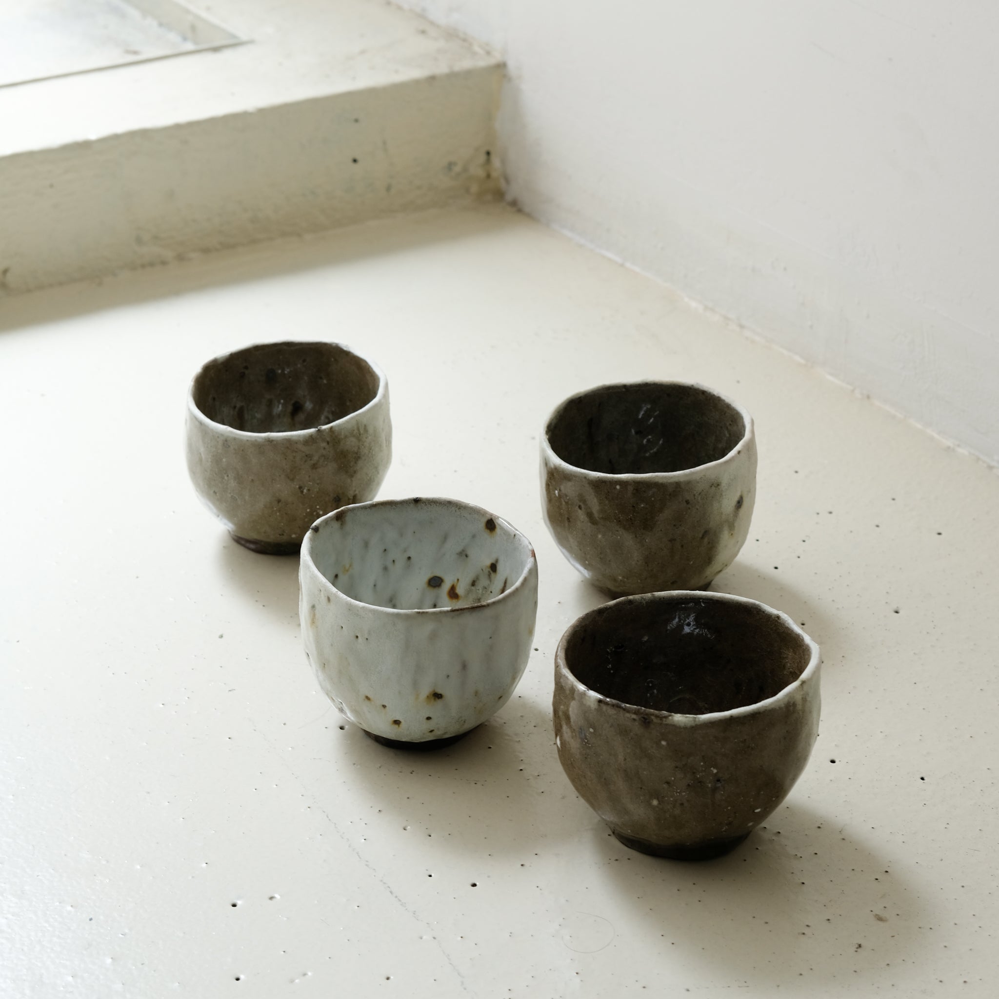 Tasse en grès recolté 250 ml cuisson feu - blanc et vert foncé de Nathalie Reocreux chez Brutal Ceramics