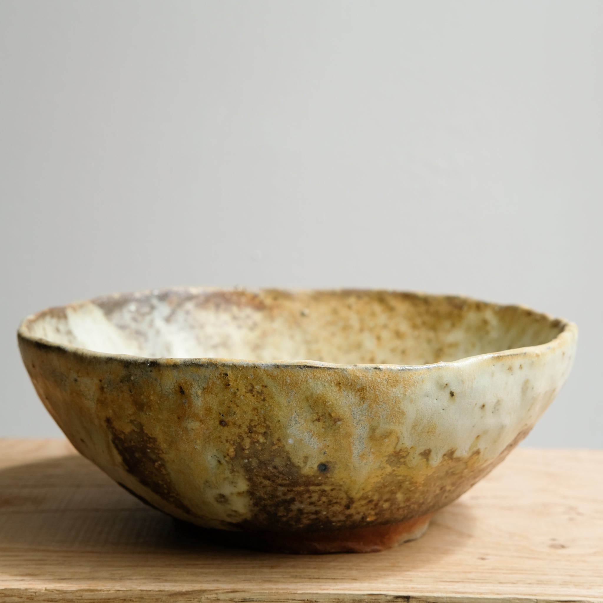 Saladier en grès recolté D 20cm cuisson feu - blanc beige jaune de Nathalie Reocreux chez Brutal Ceramics
