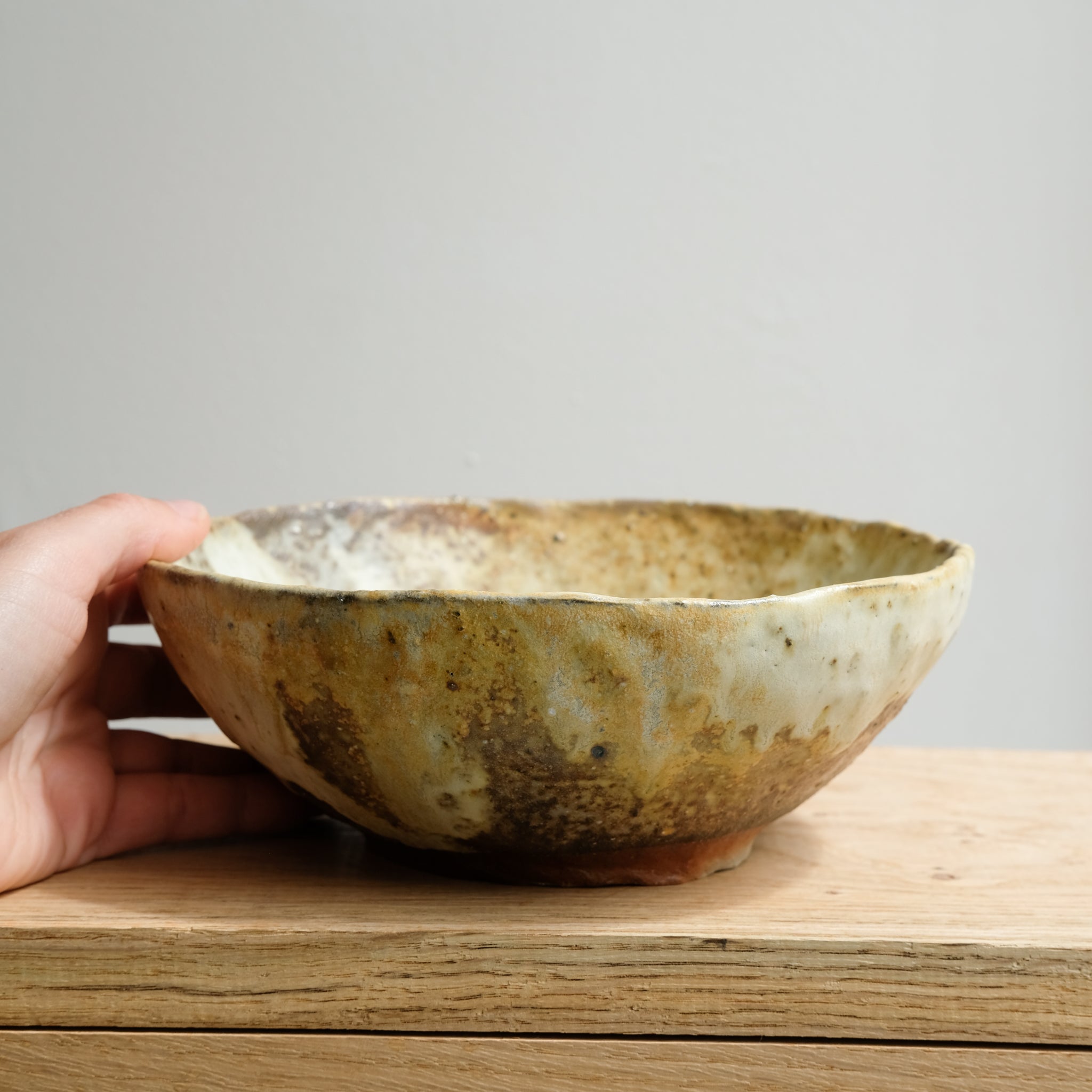 Saladier en grès recolté D 20cm cuisson feu - blanc beige jaune de Nathalie Reocreux chez Brutal Ceramics