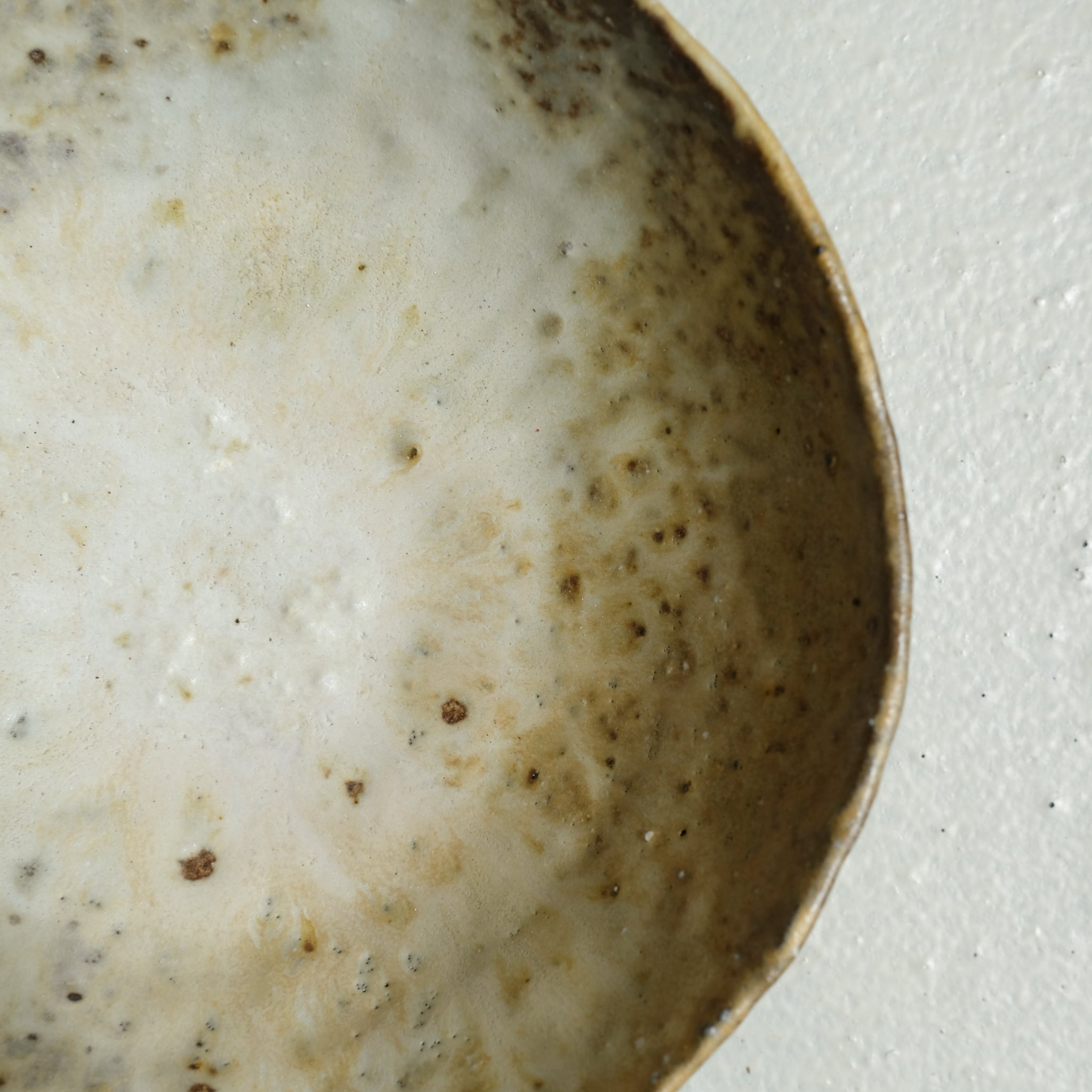 Saladier en grès recolté D 20cm cuisson feu - blanc beige jaune de Nathalie Reocreux chez Brutal Ceramics