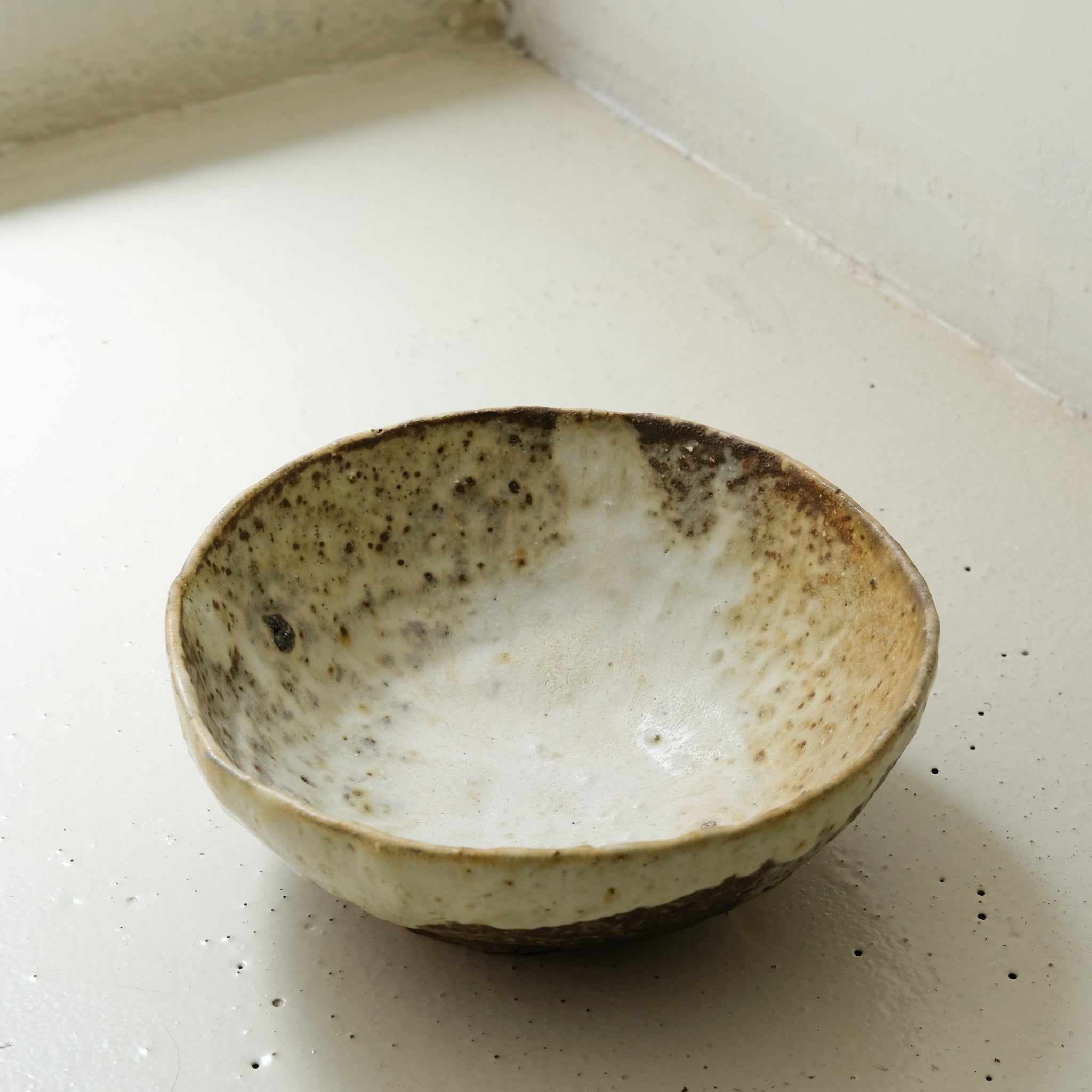 Saladier en grès recolté D 20cm cuisson feu - blanc beige jaune de Nathalie Reocreux chez Brutal Ceramics