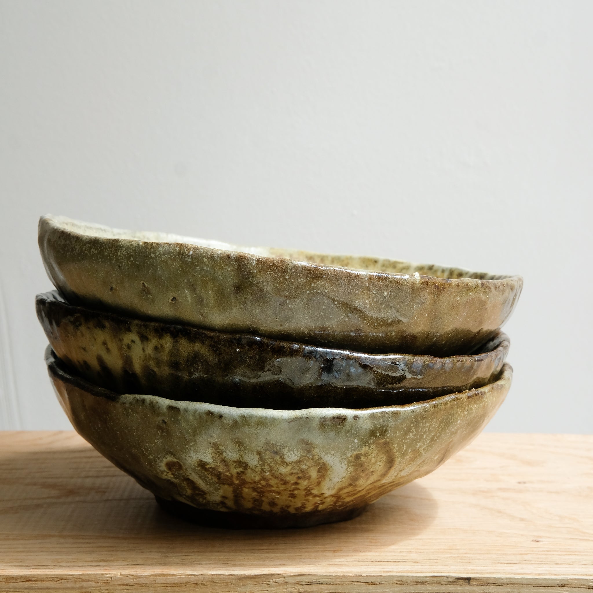 Assiette creuse en grès recolté 250 ml cuisson feu - vert foncé beige de Nathalie Réocreux chez Brutal Ceramics