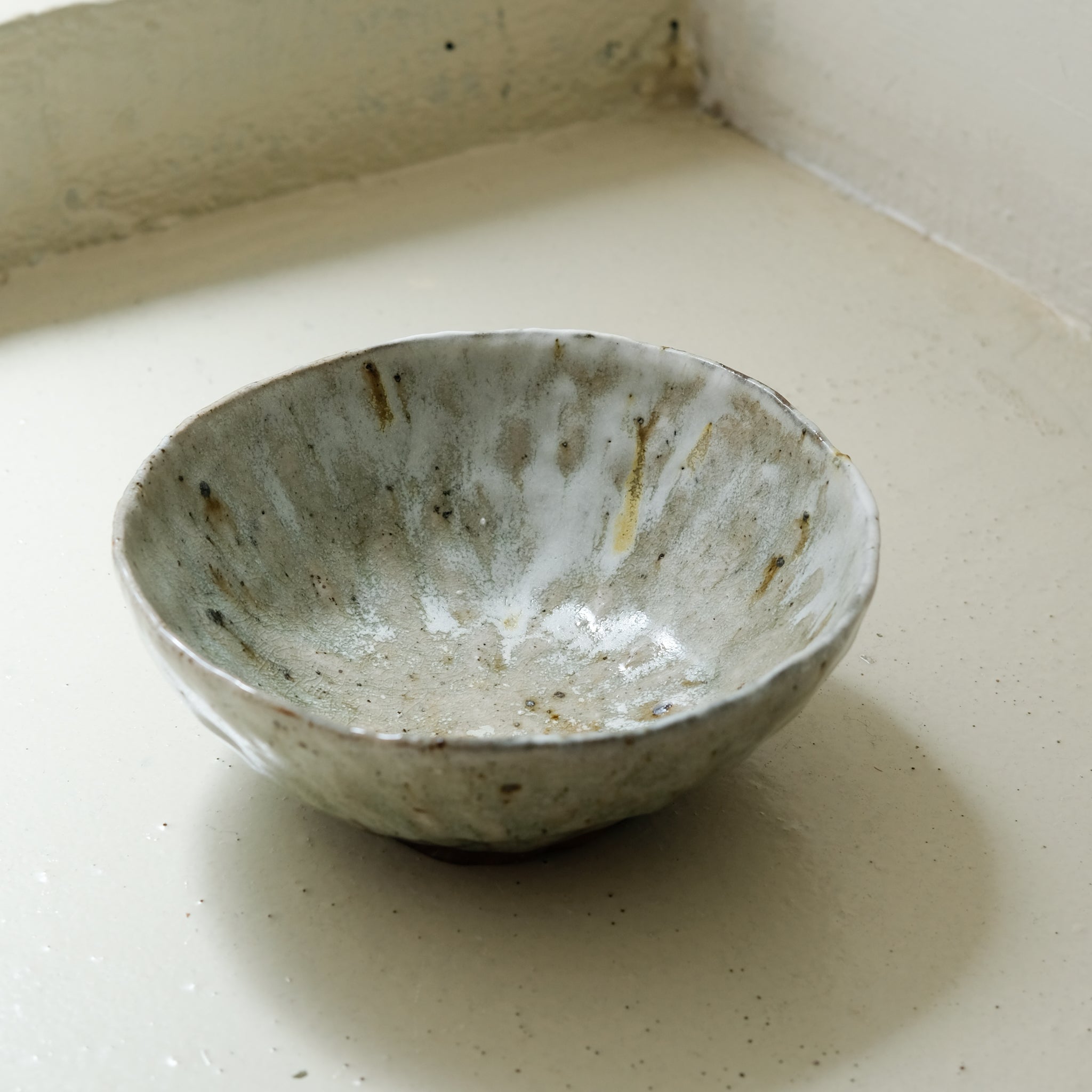Bol en grès recolté D 18cm cuisson feu- vert céladon de Nathalie Reocreux chez Brutal Ceramics