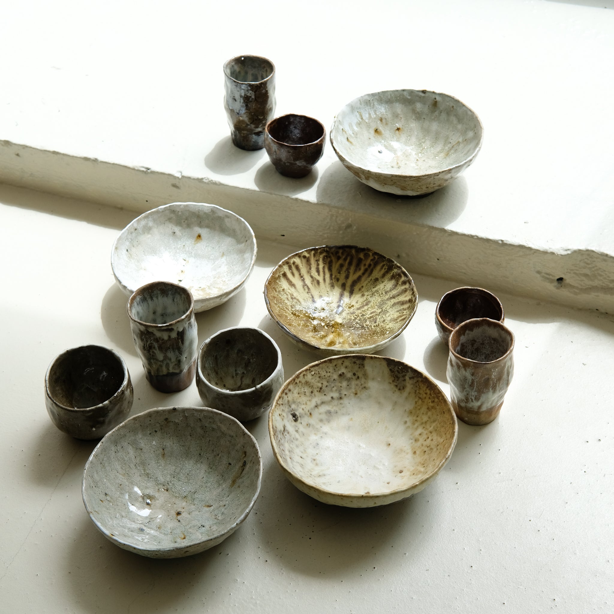 Saladier en grès recolté D 20cm cuisson feu - blanc beige jaune de Nathalie Reocreux chez Brutal Ceramics