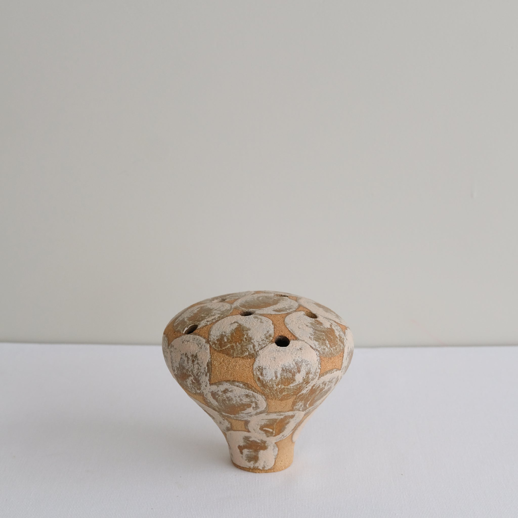 Vase 06 en grès H 9 cm - roux et pois rose clair de Mano Mani - Ikebana chez Brutal Ceramics