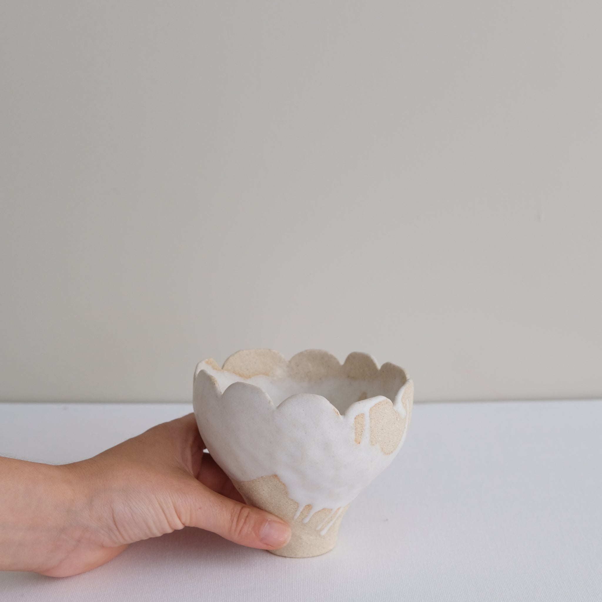 Vase 08 en grès H 12 cm - beige et blanc de Mano Mani chez Brutal Ceramics