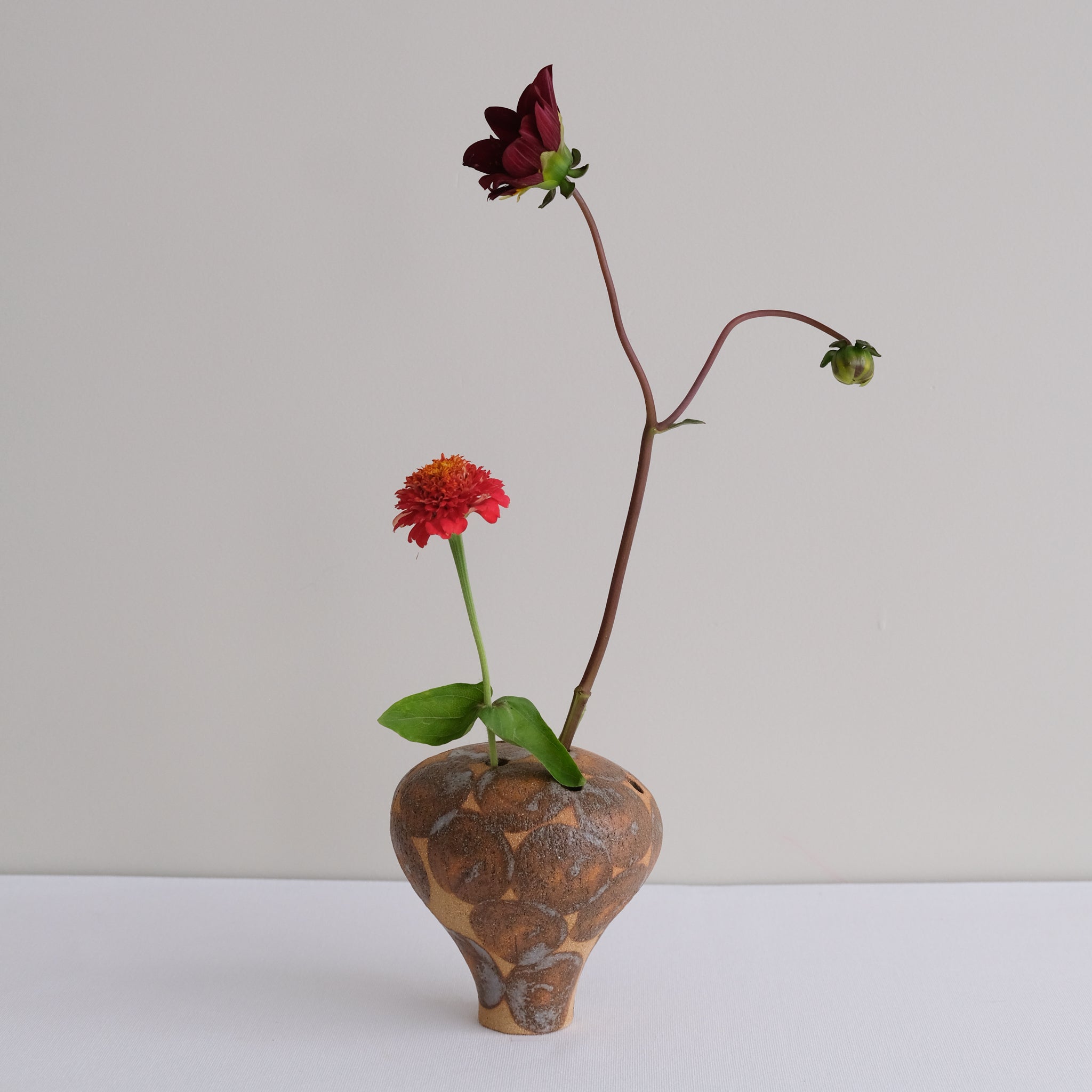 Vase 13 en grès H 11 cm - roux et pois marron de Mano Mani chez Brutal Ceramics