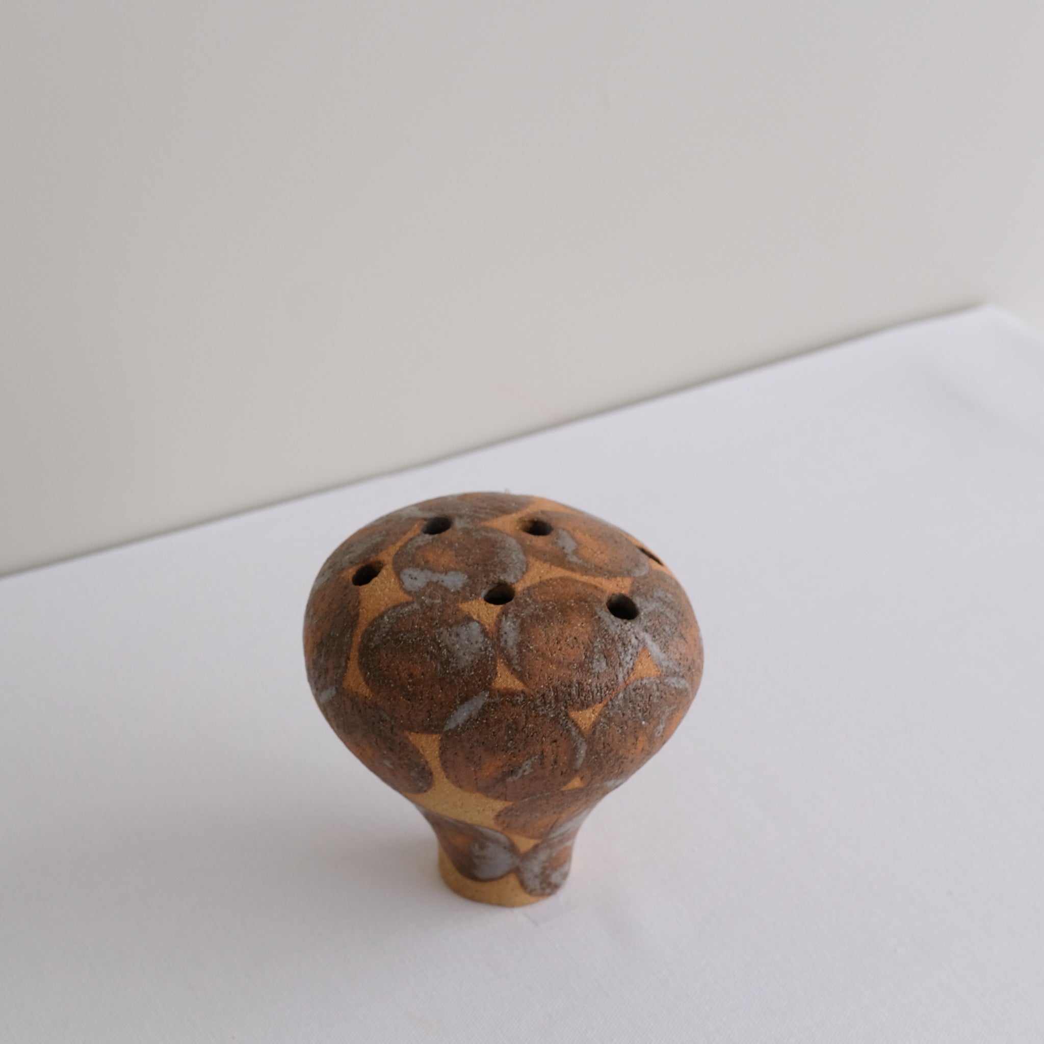 Vase 13 en grès H 11 cm - roux et pois marron de Mano Mani chez Brutal Ceramics
