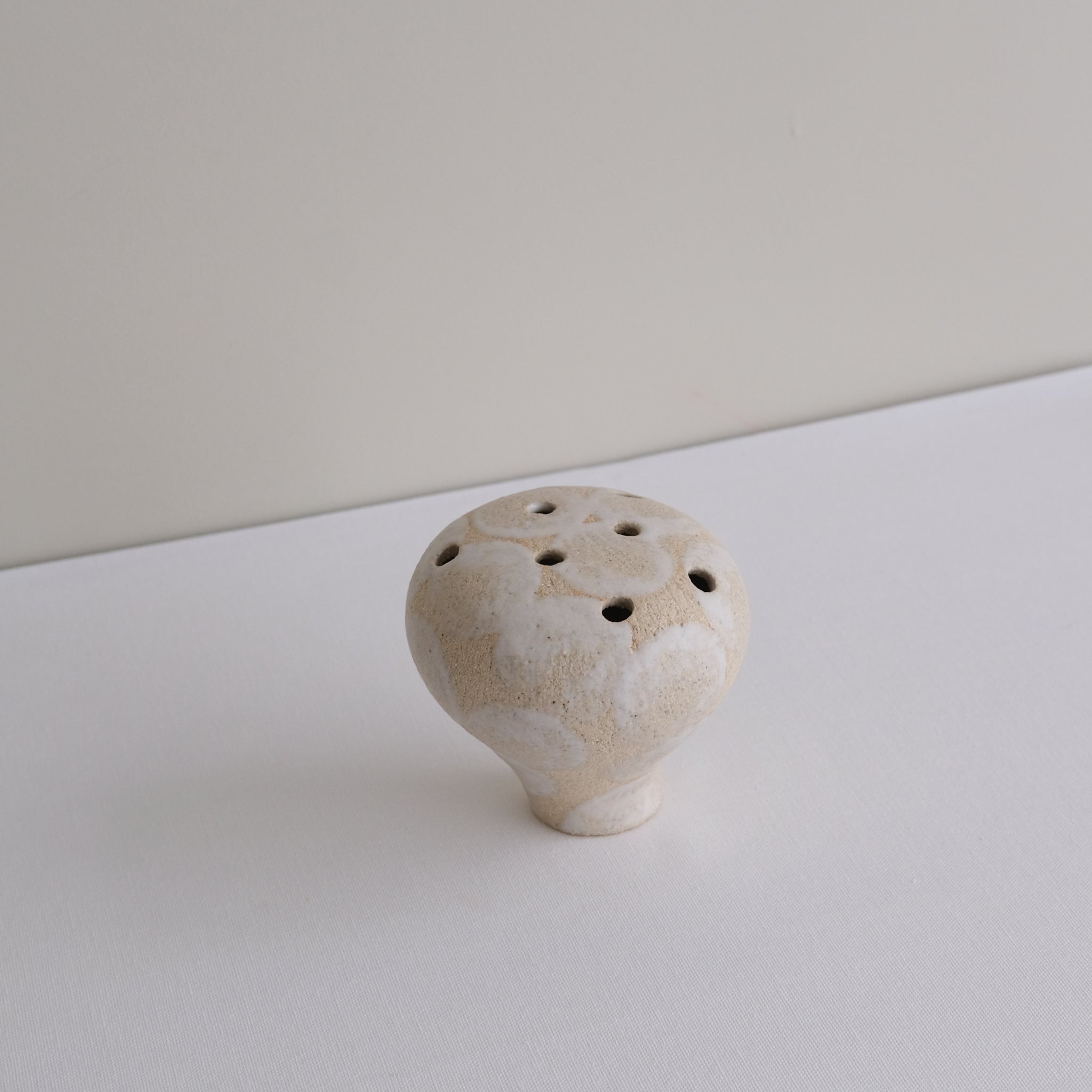 Vase 14 en grès H 10 cm - beige et pois blanc de Mano Mani chez Brutal Ceramics