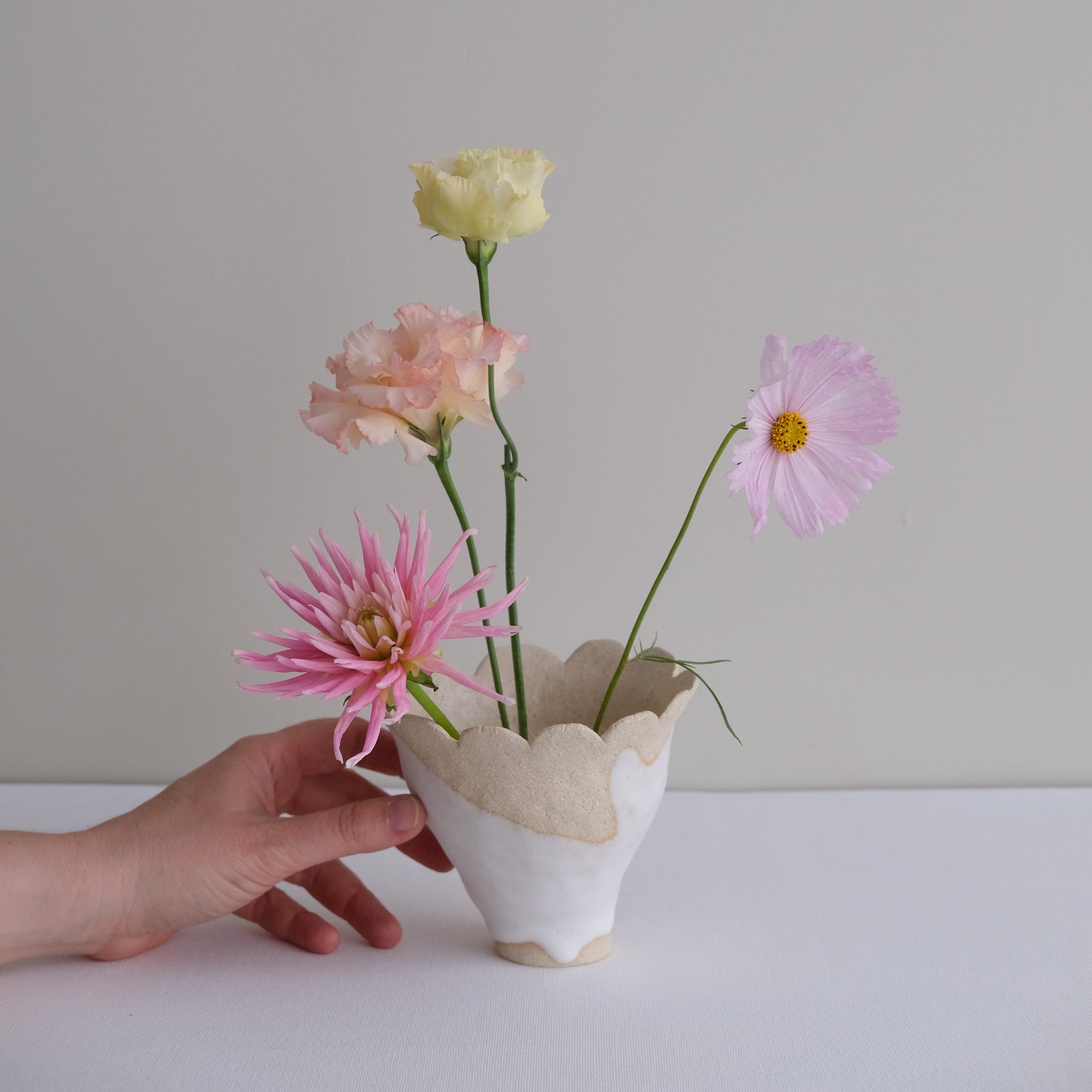 Vase 15 en grès H 11 cm - beige et blanc de Mano Mani chez Brutal Ceramics