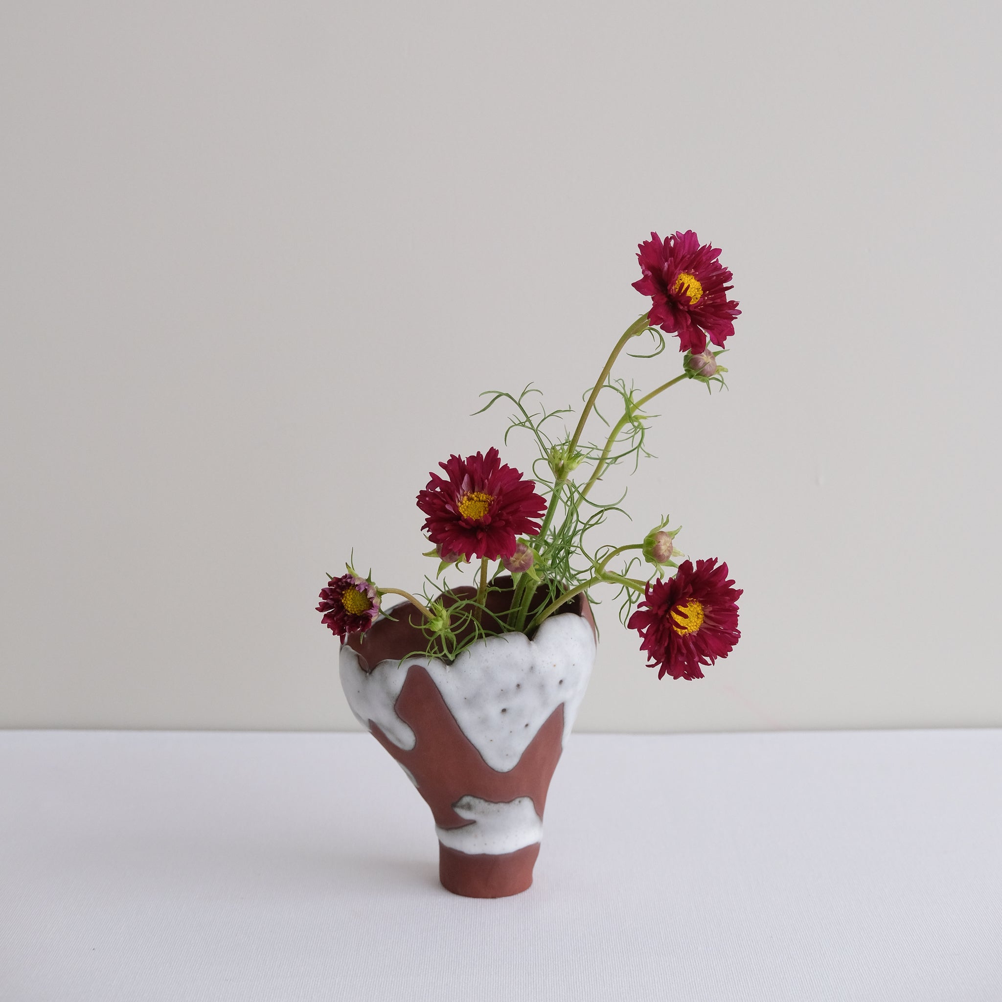 Vase 16 en grès H 11 cm - rouge et blanc de Mano Mani chez Brutal Ceramics