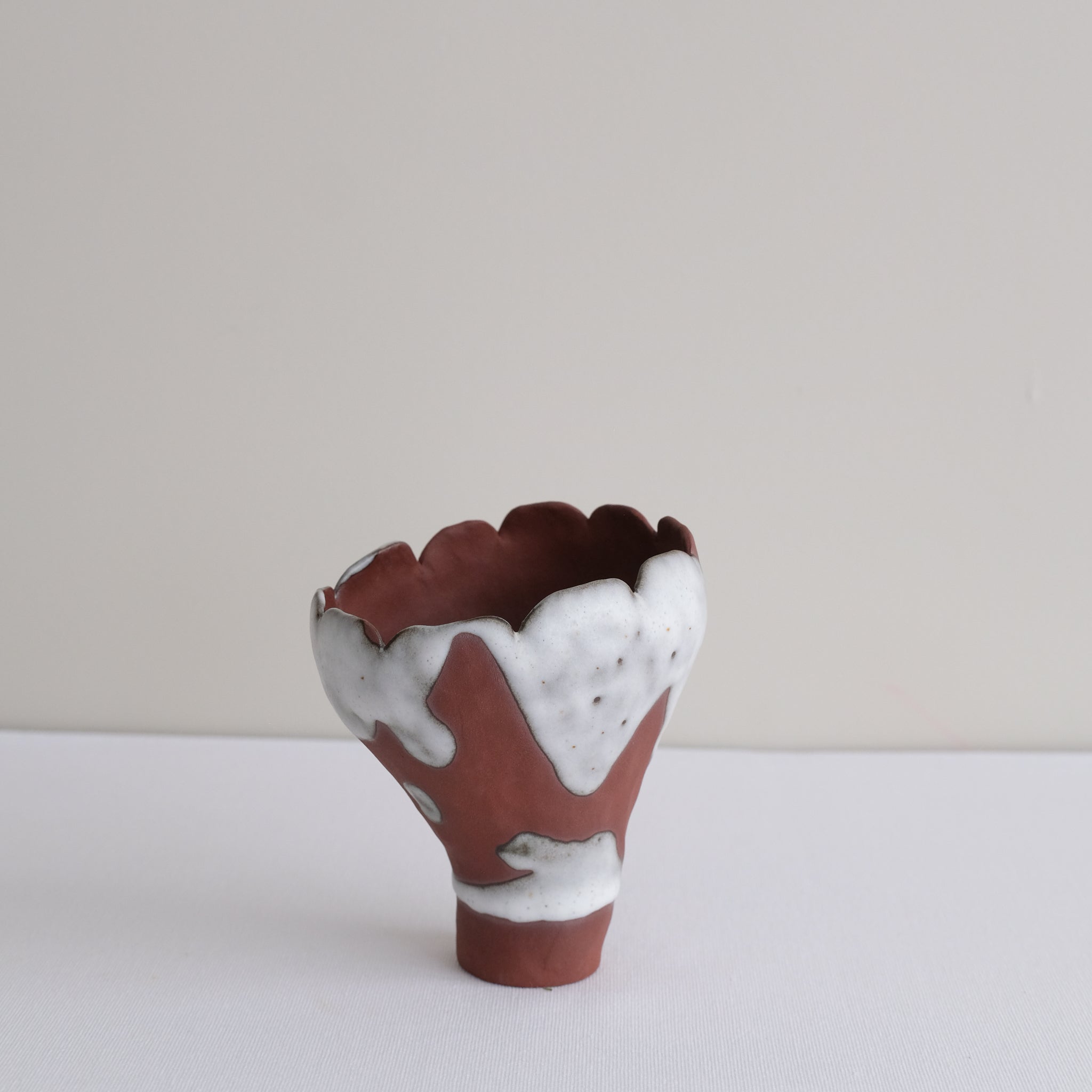 Vase 16 en grès H 11 cm - rouge et blanc de Mano Mani chez Brutal Ceramics