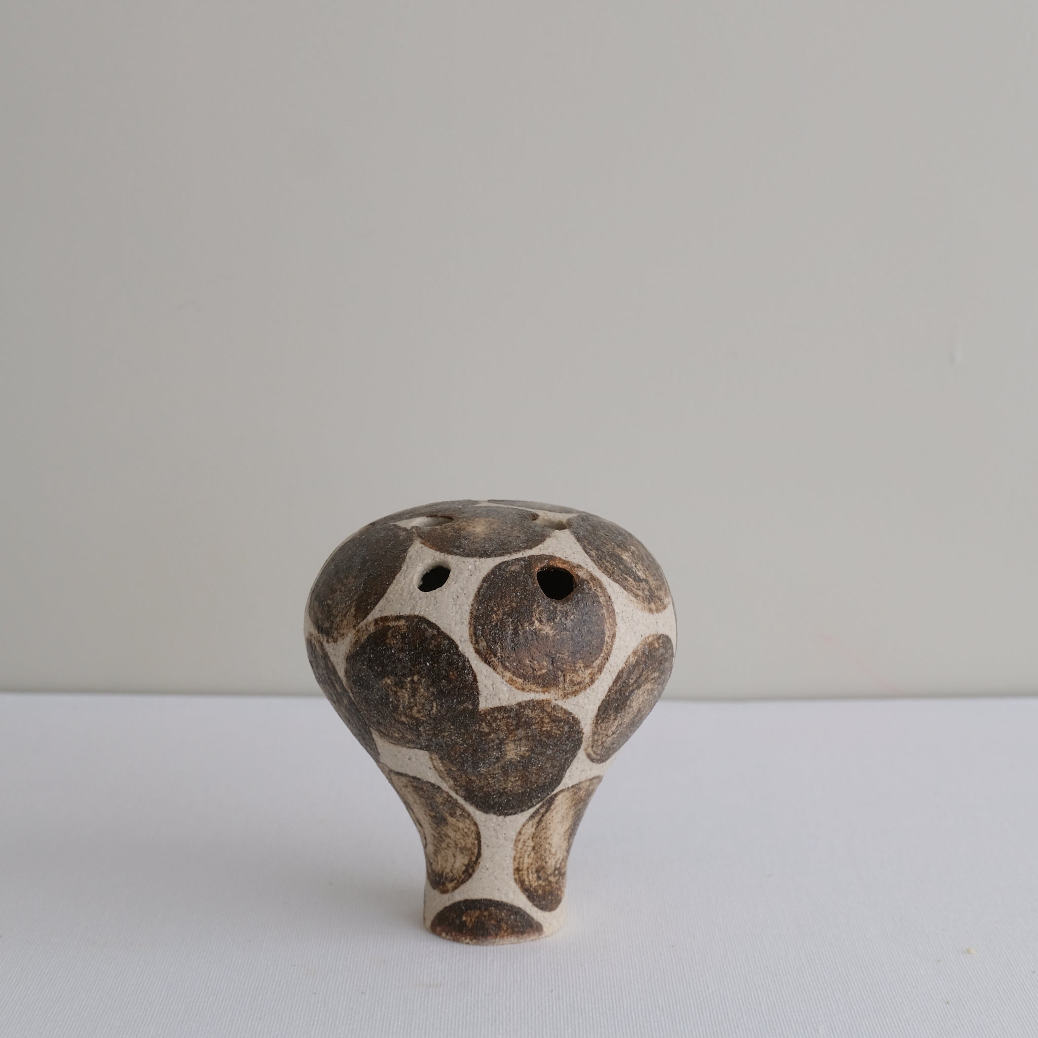 Vase 24 en grès H 12 cm - beige et pois brun de Mano Mani chez Brutal Ceramics