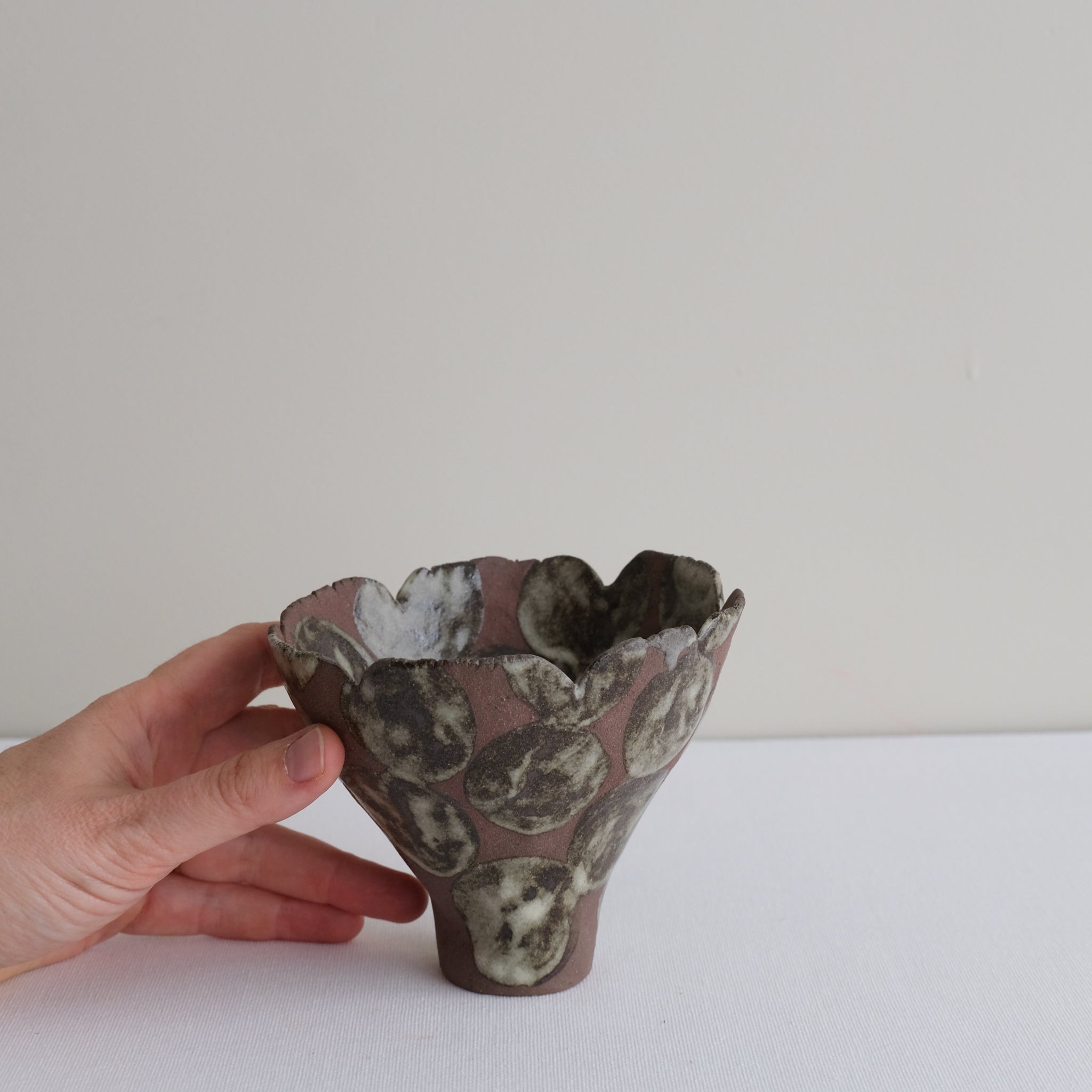 Vase 25 en grès H 10 cm - brun et pois kaki gris de Mano Mani chez Brutal Ceramics