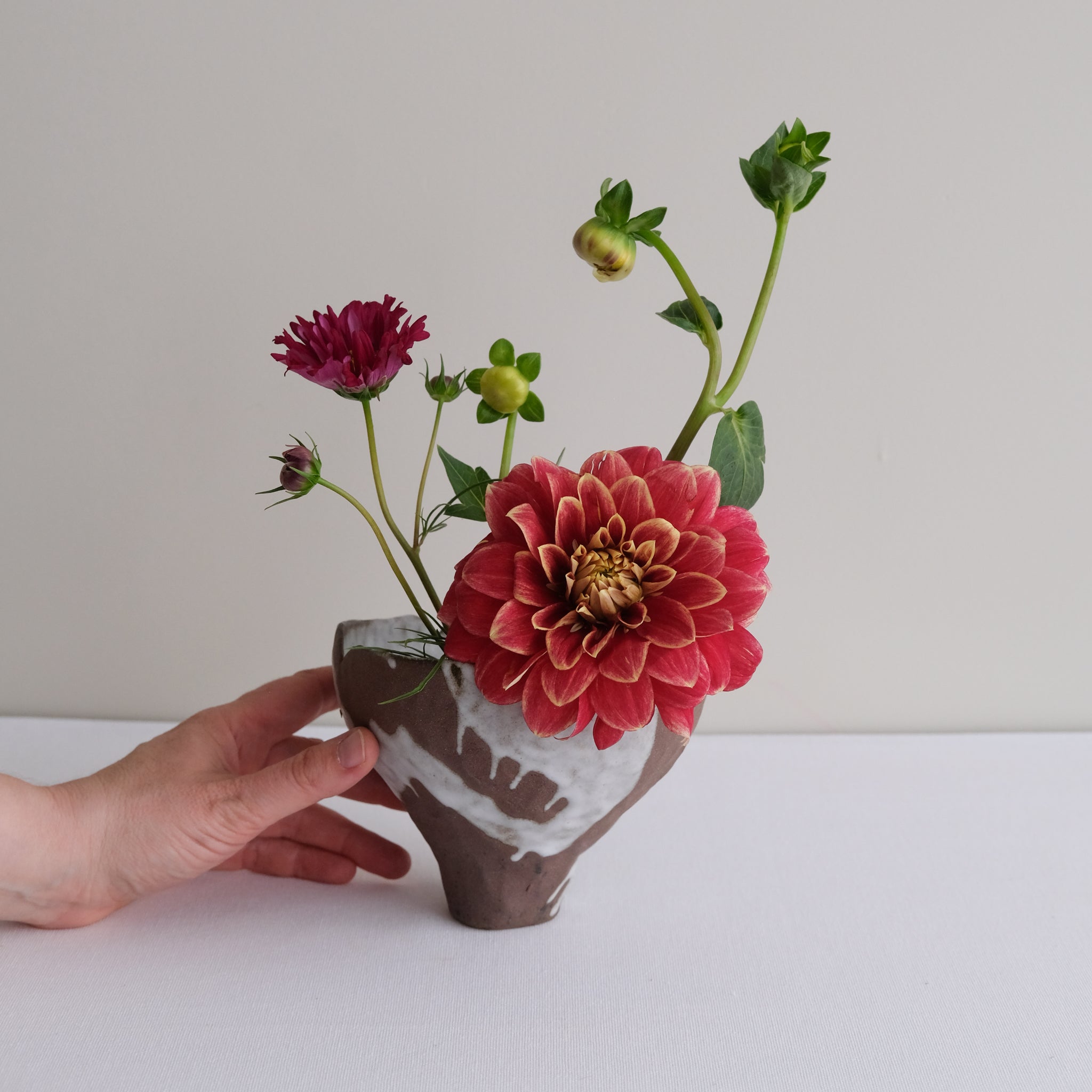 Vase 27 en grès H 10,5 cm - brun et blanc de Mano Mani chez Brutal Ceramics