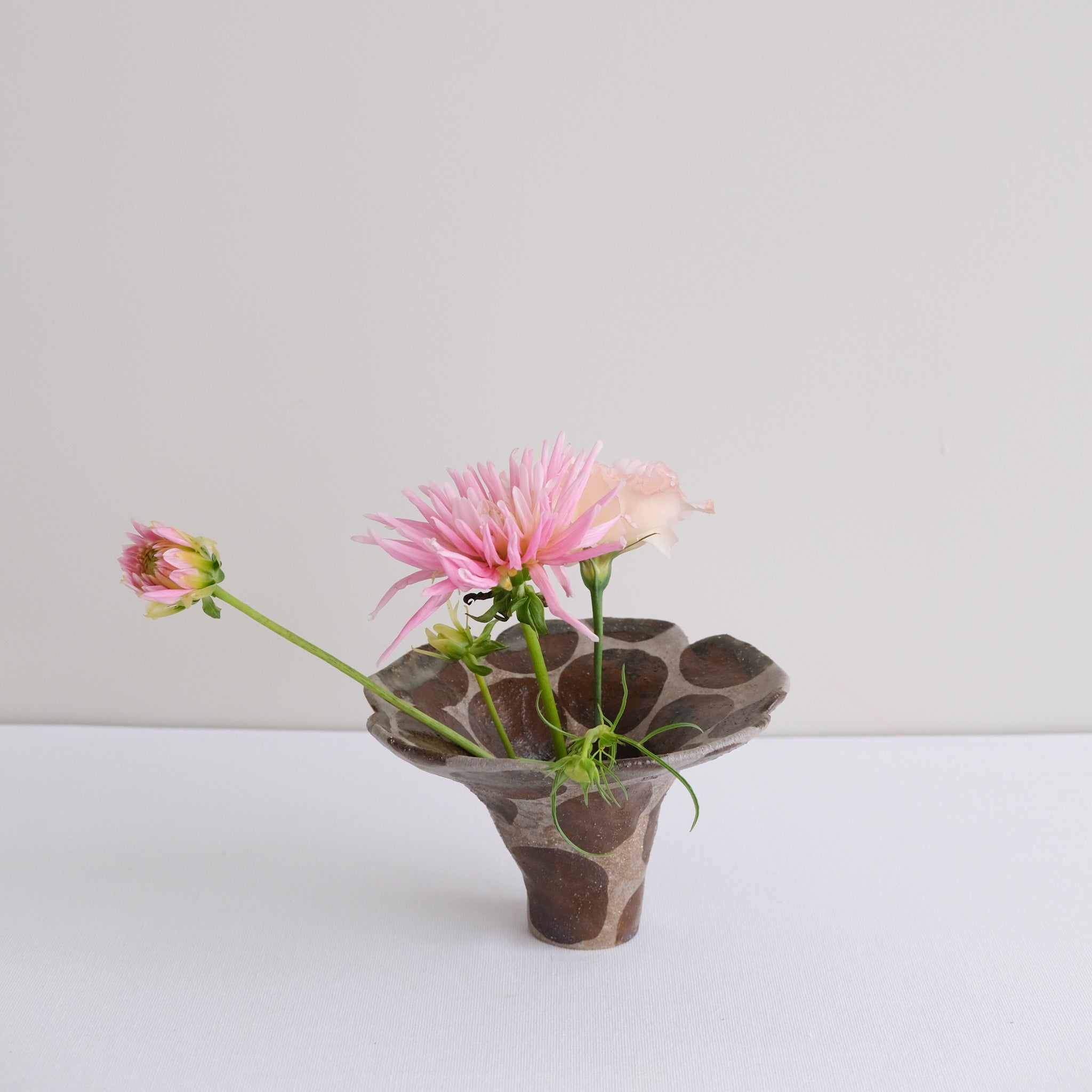 Vase 29 en grès H 9 cm - gris et pois brun de Mano Mani chez Brutal Ceramics