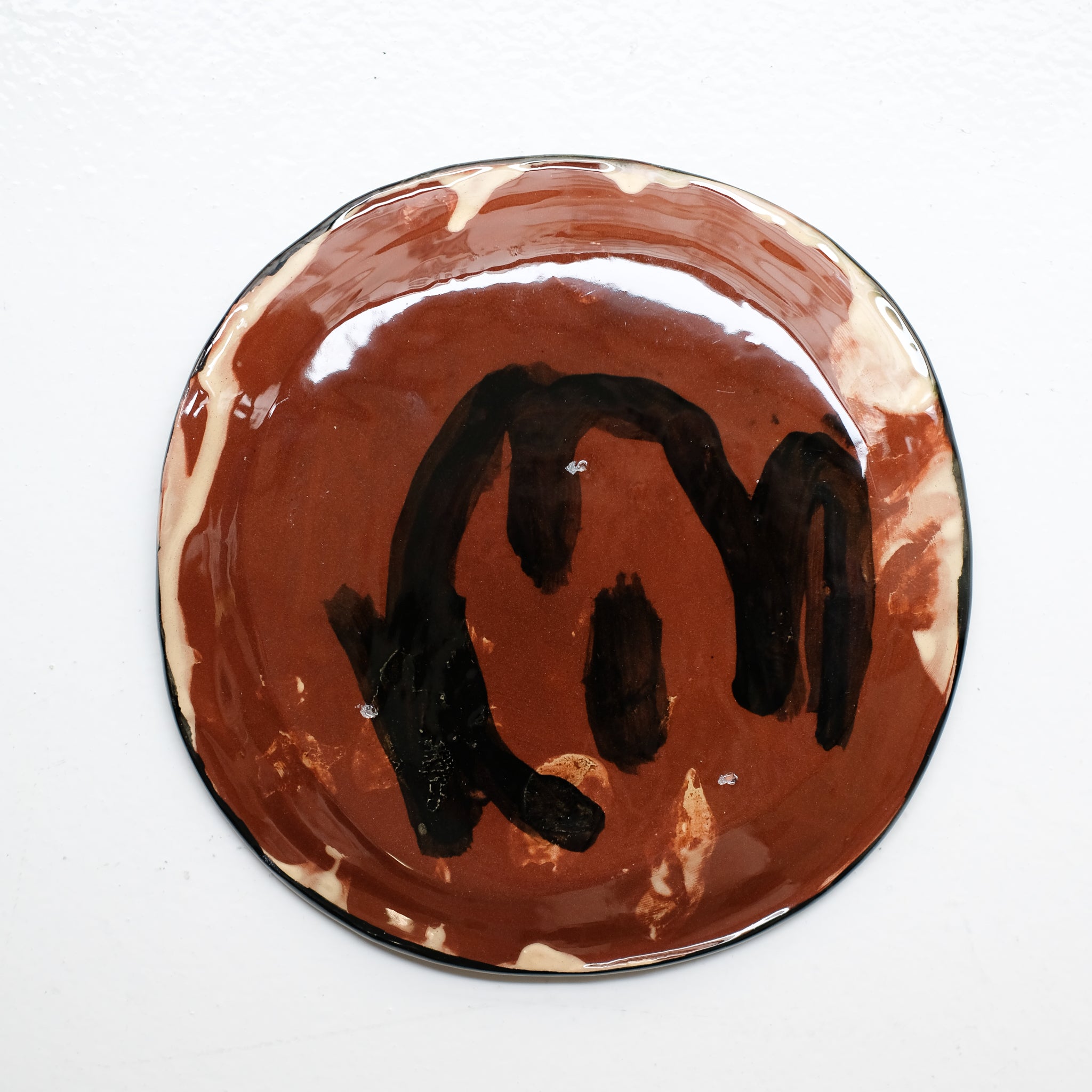 Assiette 38HB01 en faïence rouge D 19,5cm - Multicolore d'Héloise Bariol chez Brutal Ceramics