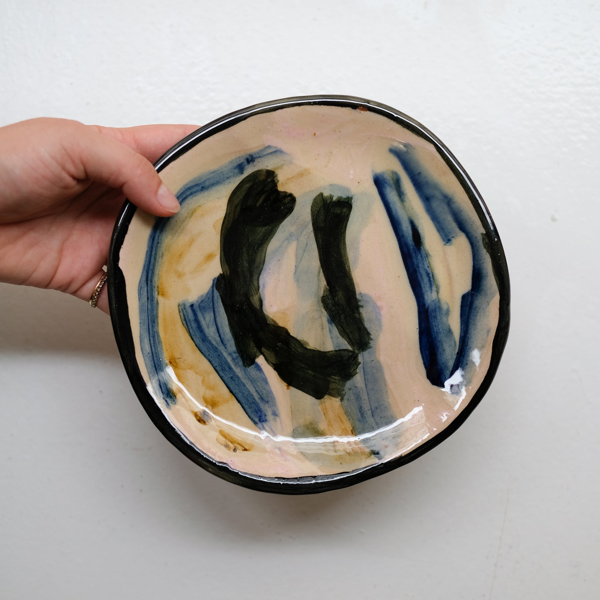 Assiette 38HB01 en faïence rouge D 19,5cm - Multicolore d'Héloise Bariol chez Brutal Ceramics
