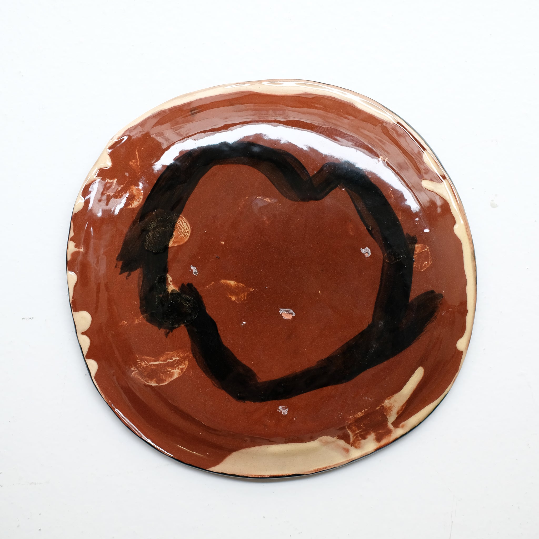 Assiette 38HB04 en faïence rouge D 19,5cm - Multicolore d'Héloise Bariol chez Brutal Ceramics