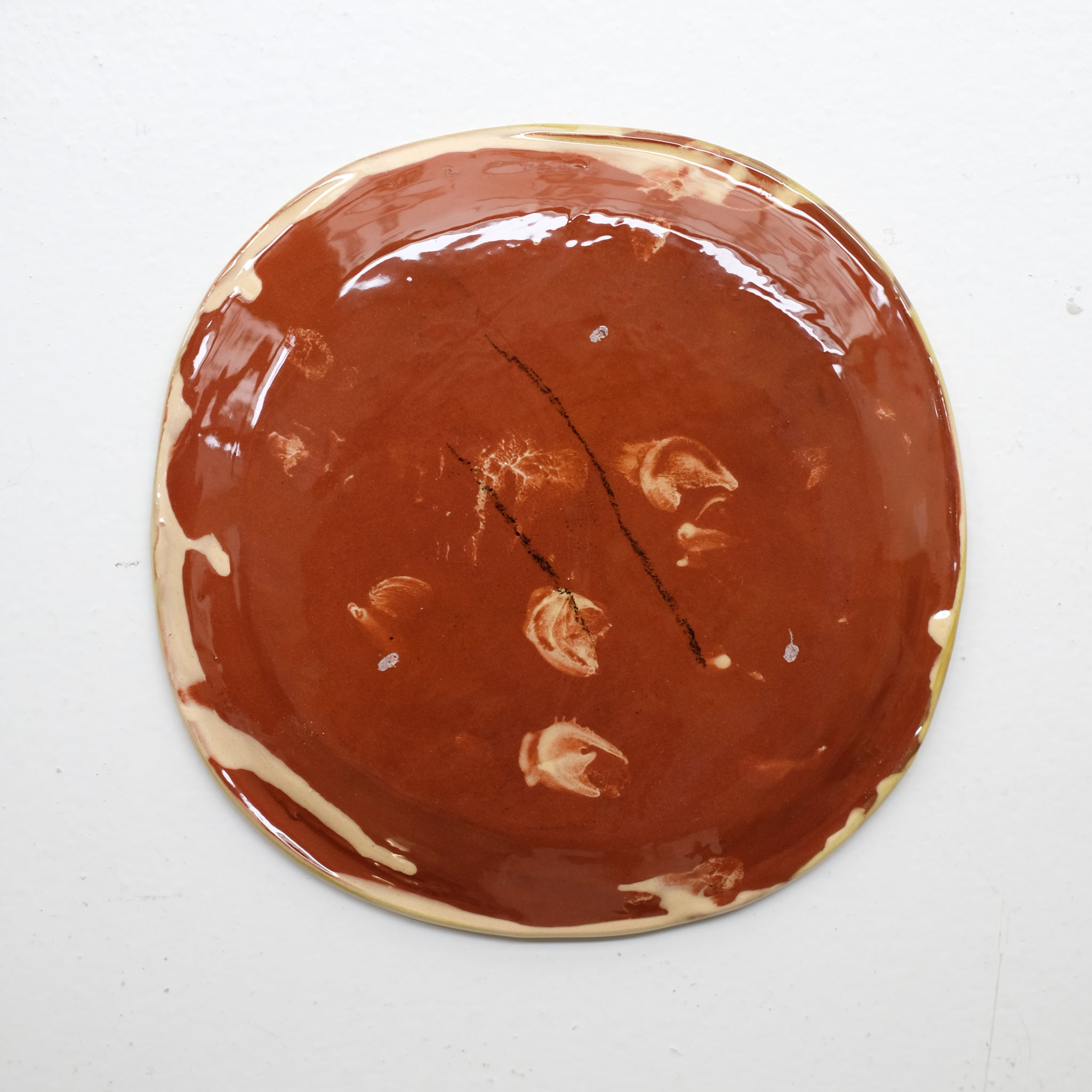 Assiette 38HB06 en faïence rouge D 19,5cm - Multicolore d'Héloise Bariol chez Brutal Ceramics