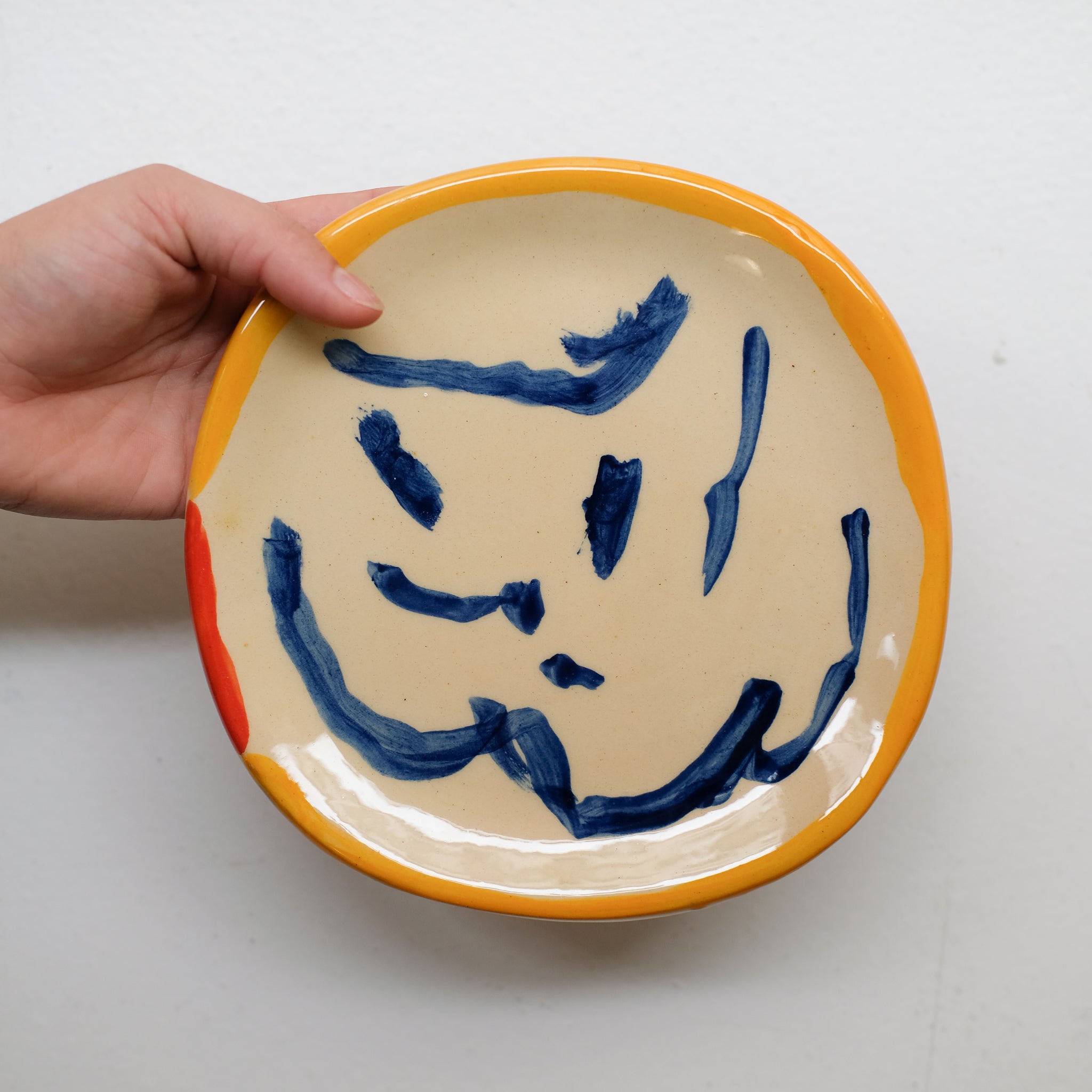 Assiette 38HB08 en faïence rouge D 19,5cm - Multicolore d'Héloise Bariol chez Brutal Ceramics