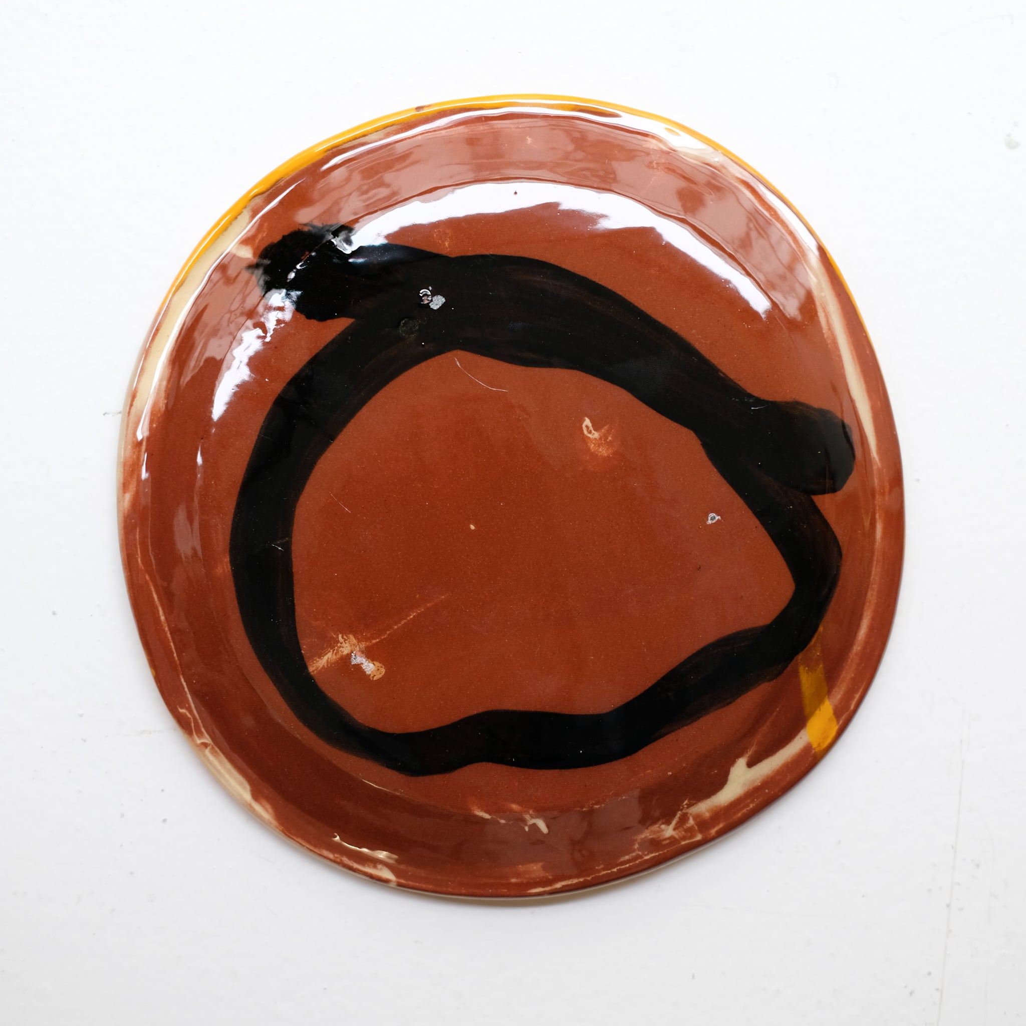 Assiette 38HB13 en faïence rouge D 19,5cm - Multicolore d'Héloise Bariol chez brutal Ceramics