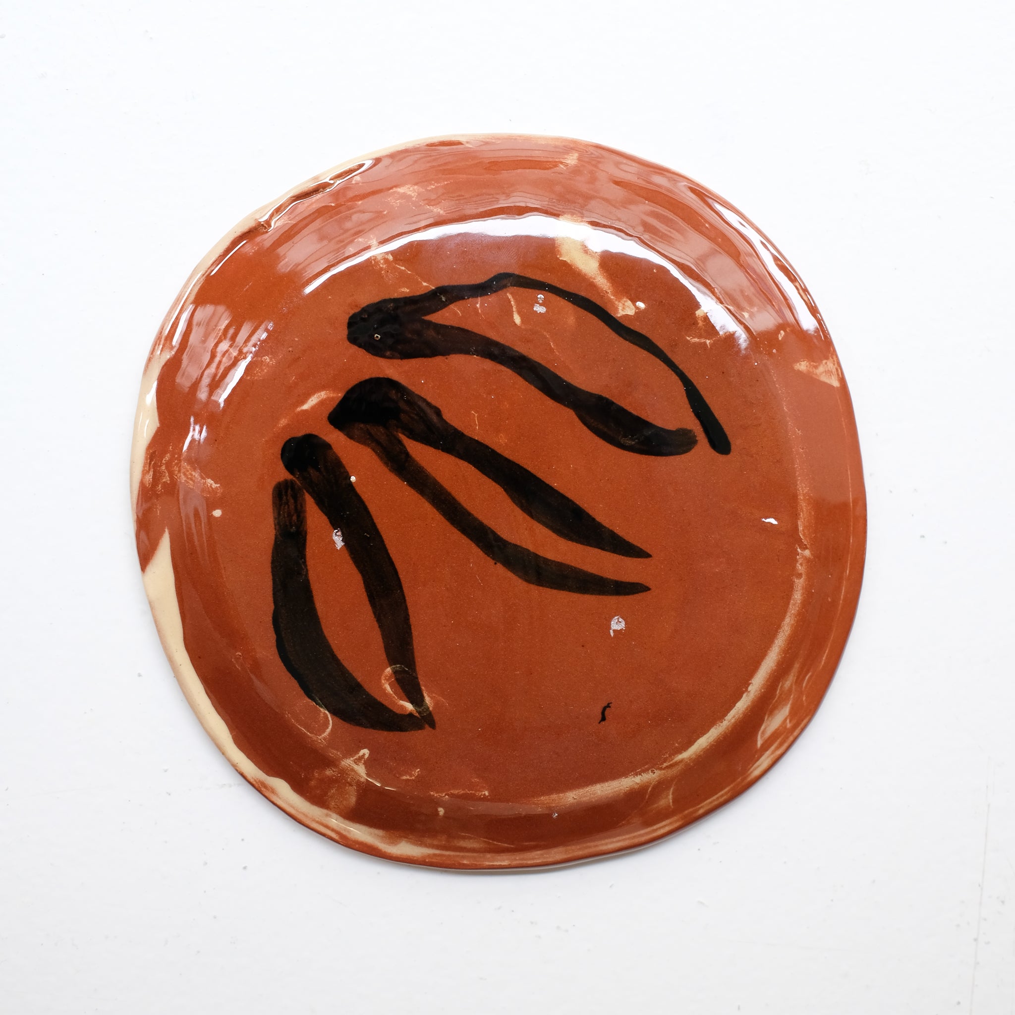 Assiette 38HB40 en faïence rouge D 19,5cm - Multicolore d'Héloise Bariol chez Brutal Ceramics