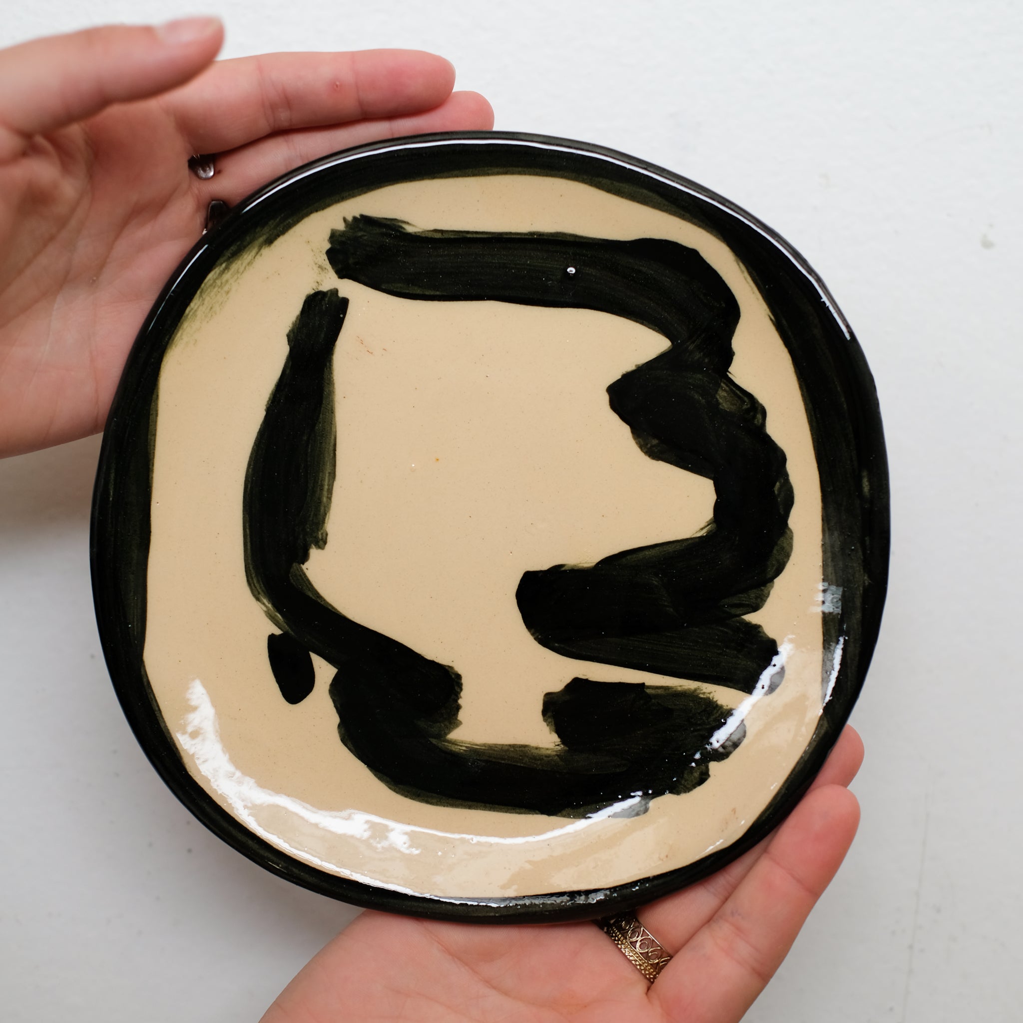 Assiette 38HB24 en faïence rouge D 19,5cm - Multicolore d'Héloise Bariol chez Brutal Ceramics