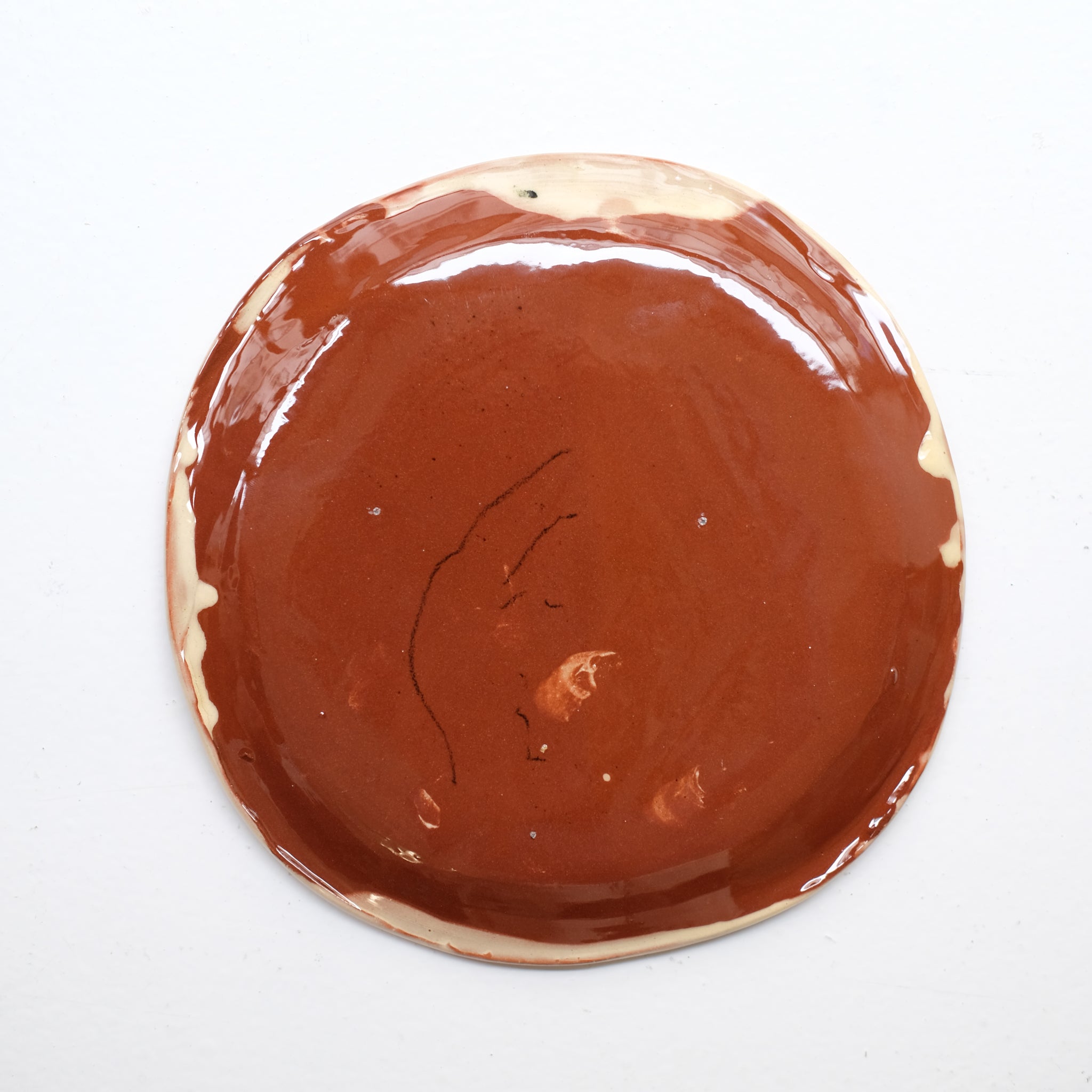 Assiette 38HB26 en faïence rouge D 19,5cm - Multicolore d'Héloise Bariol chez Brutal Ceramics