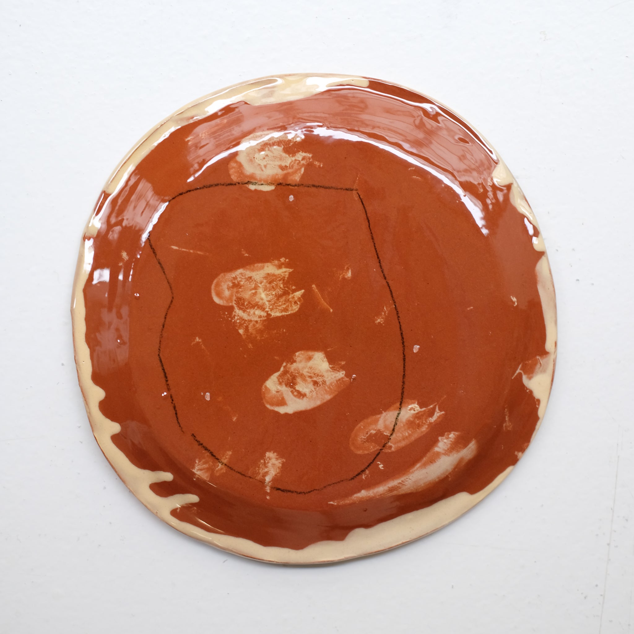 Assiette 38HB31 en faïence rouge D 19,5cm - Multicolore d'Héloise Bariol chez Brutal Ceramics