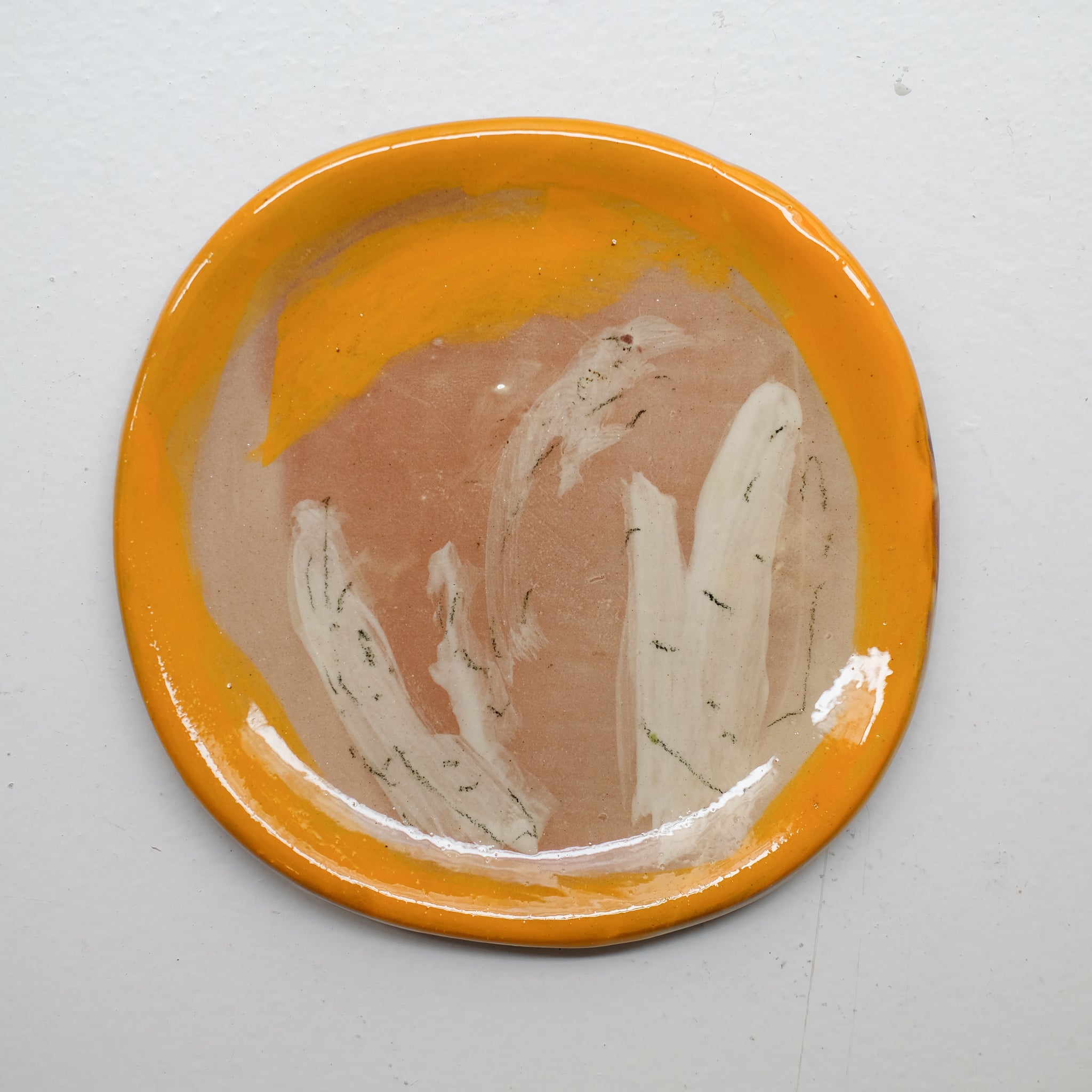 Assiette 38HB35 en faïence rouge D 19,5cm - Multicolore d'Héloise Bariol chez Brutal Ceramics