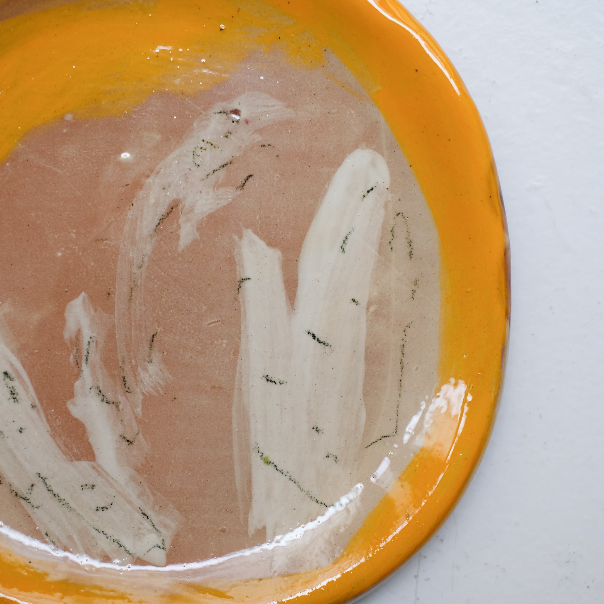 Assiette 38HB35 en faïence rouge D 19,5cm - Multicolore d'Héloise Bariol chez Brutal Ceramics