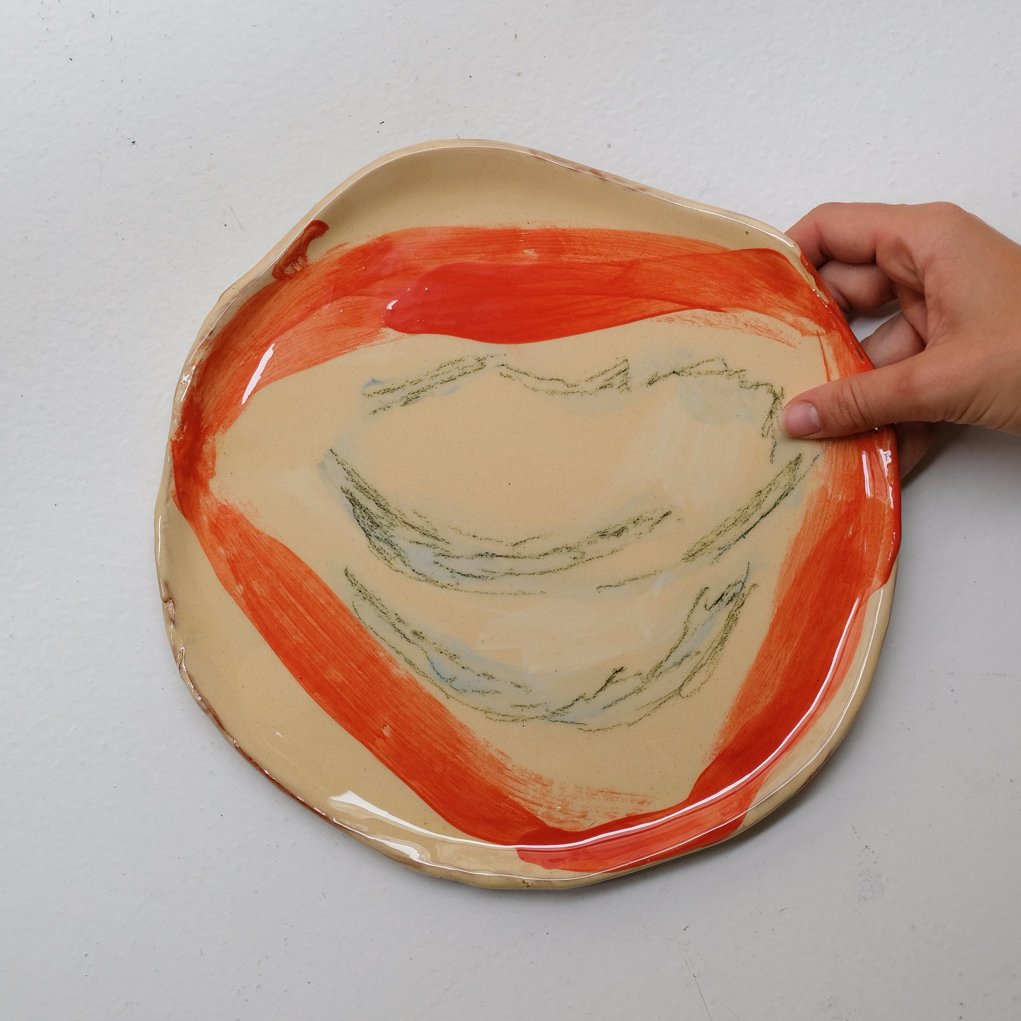 Assiette 38HB50 en faïence rouge D 25cm - Multicolore d'Héloise Bariol chez Brutal Ceramics