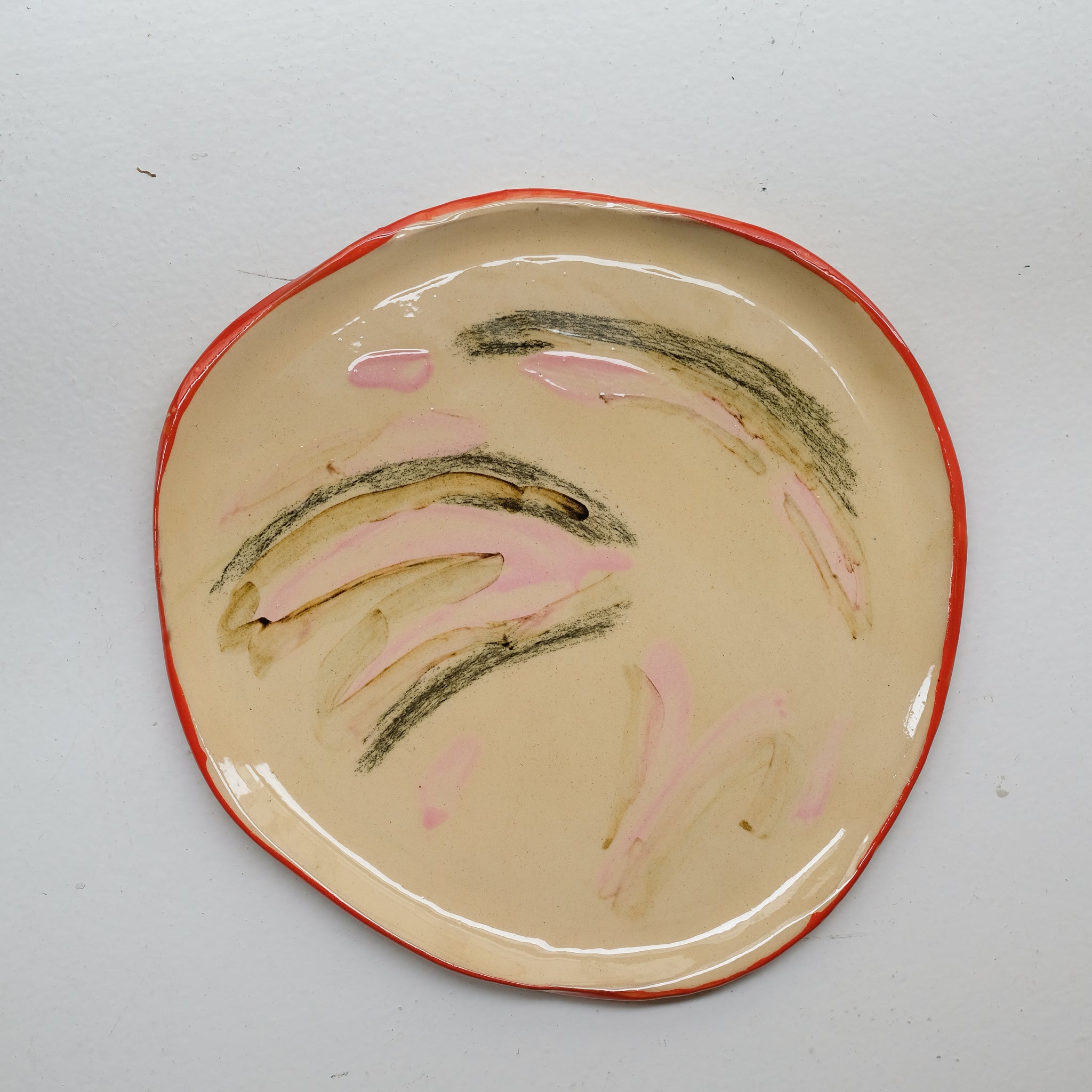 Assiette 38HB57 en faïence rouge D 25cm - Multicolore d'Héloise Bariol chez Brutal Ceramics