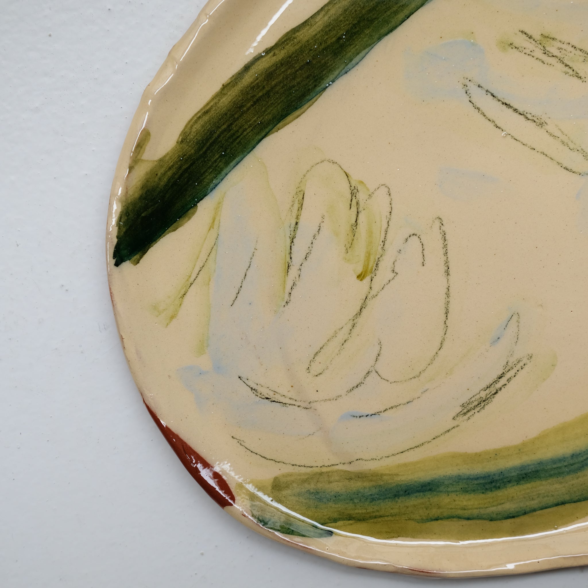 Assiette 38HB59 en faïence rouge D 25cm - Multicolore d'Héloise Bariol chez Brutal Ceramics