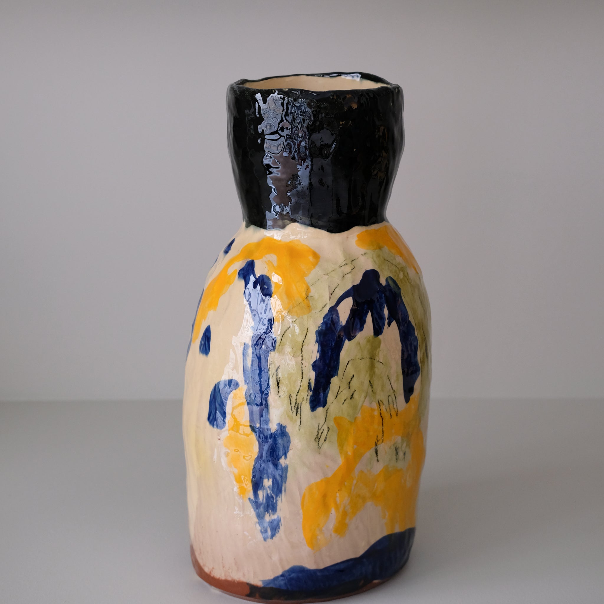 Vase en faïence rouge H 42cm d'Héloise Bariol chez Brutal Ceramics